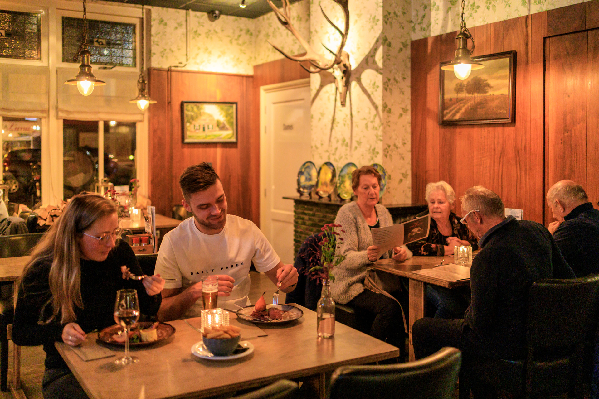 Ehepaar speist in einem Restaurant in der Veluwe