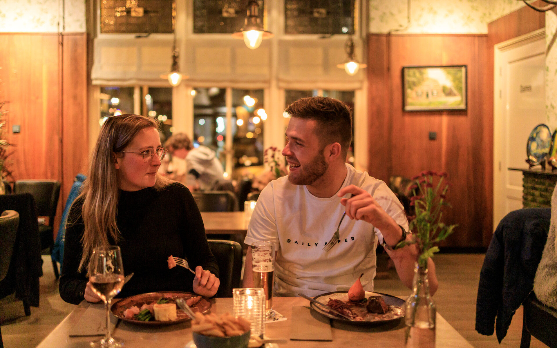 koppel eet samen in een restaurant op de Veluwe