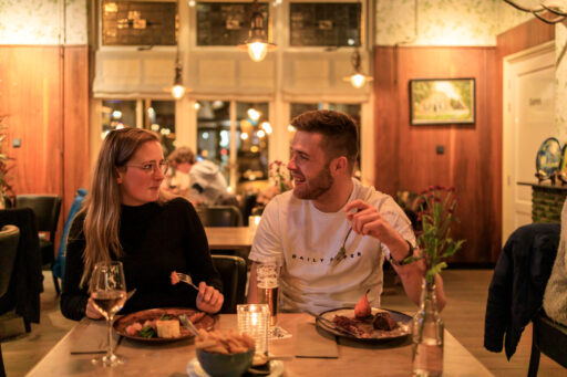 Restaurant Veluwe -koppel eet samen in een restaurant op de Veluwe