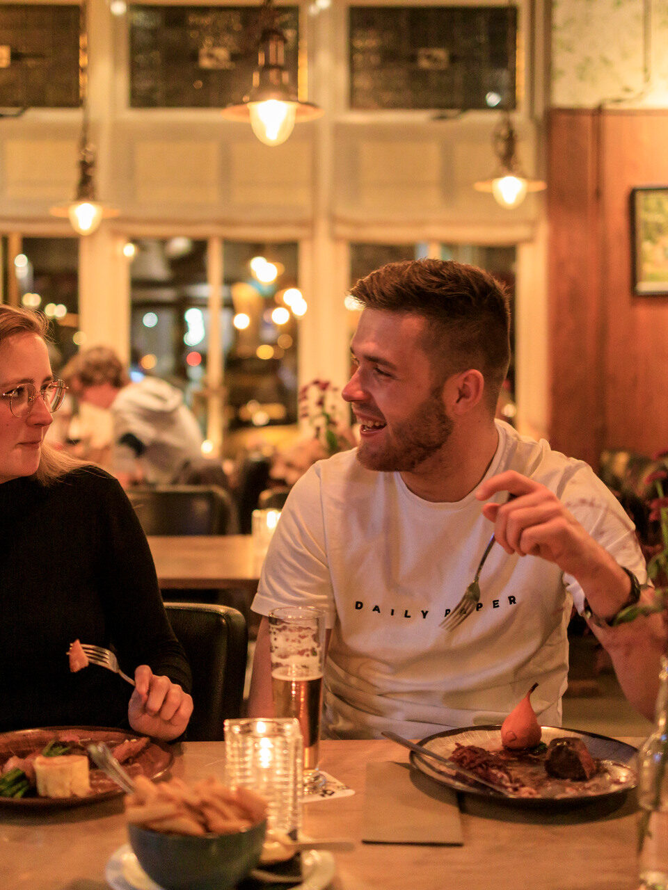 Restaurant Veluwe -koppel eet samen in een restaurant op de Veluwe