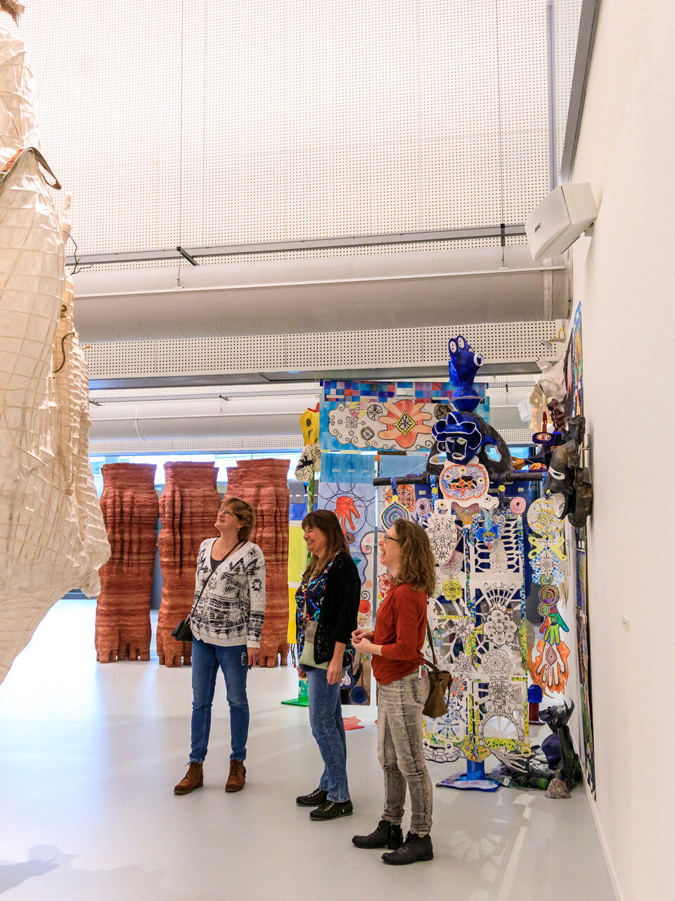 Een groep mensen kijkt naar een kunstwerk in museum CODA Apeldoorn