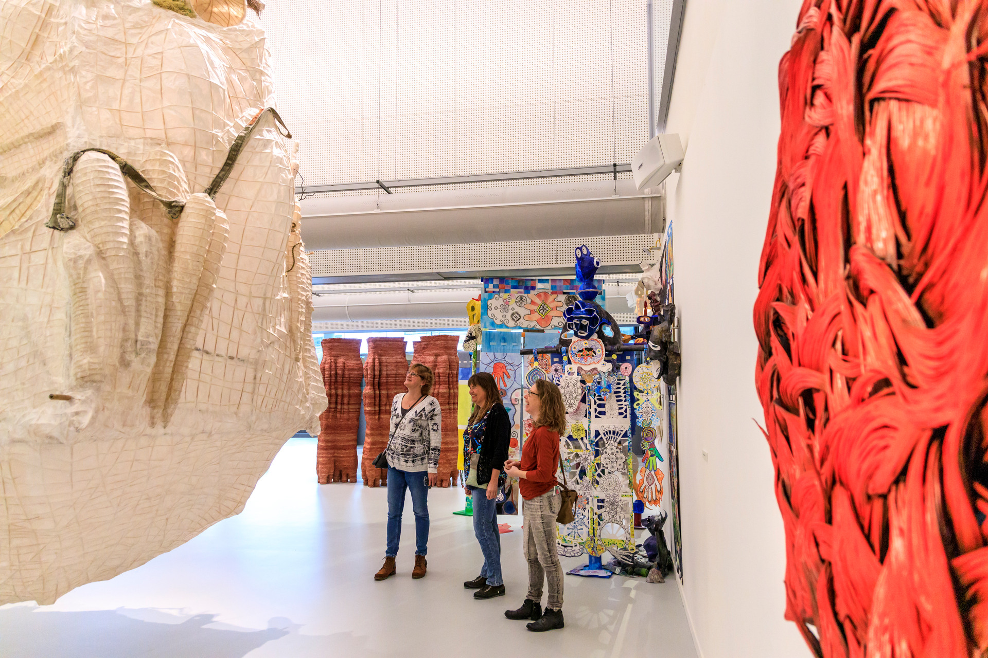 Een groep mensen kijkt naar een kunstwerk in museum CODA Apeldoorn