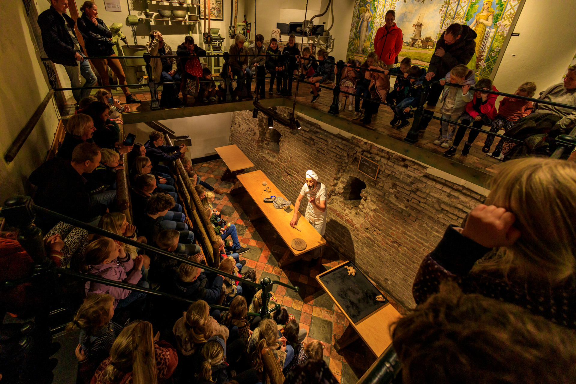 Kinderen en ouders kijken naar een demonstratie bij het Nederlands Bakkerijmuseum in Hanzestad Hattem