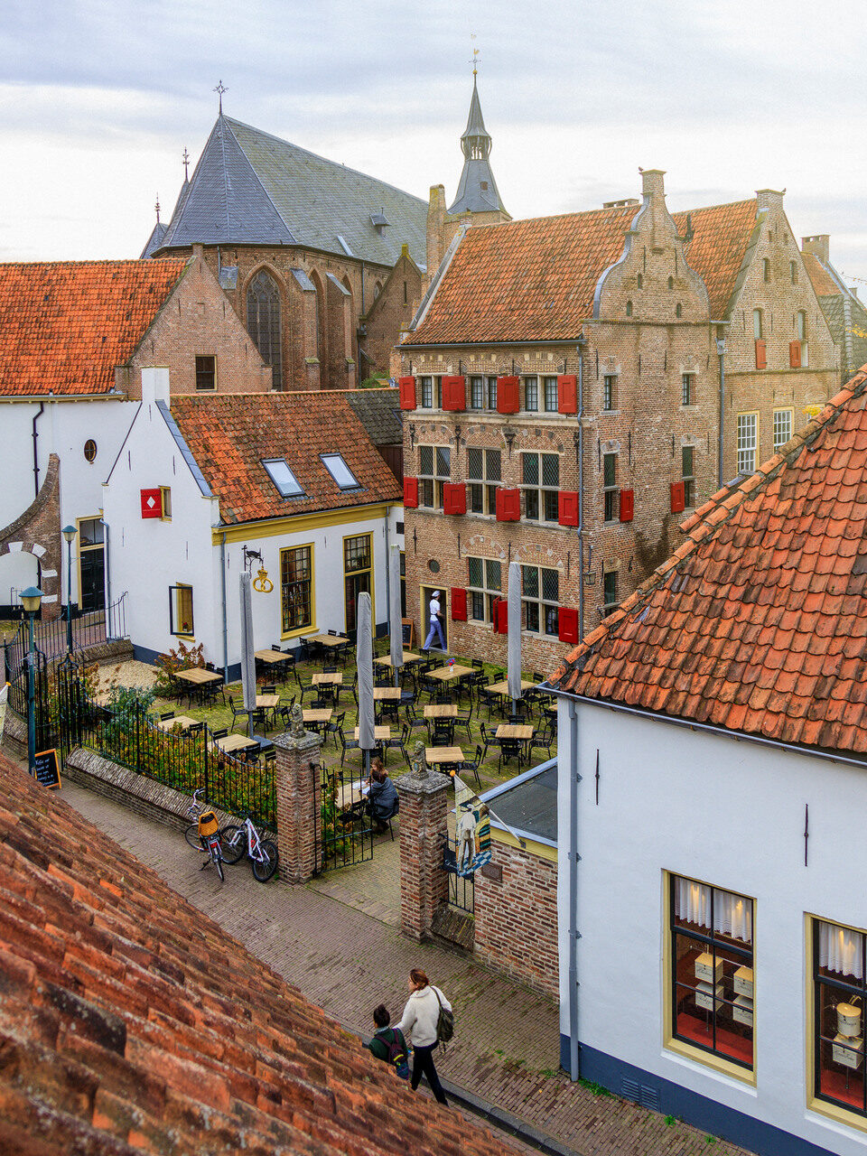 Zicht van hogerop op het Daendelshuis en het Nederlands Bakkerijmuseum in Hanzestad Hattem