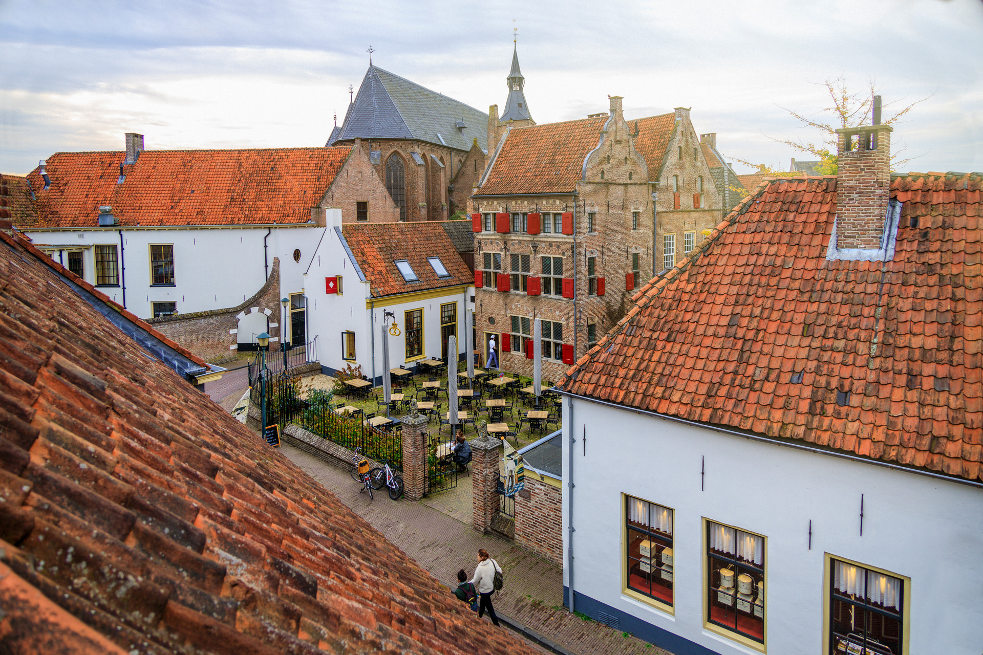 Zicht van hogerop op het Daendelshuis en het Nederlands Bakkerijmuseum in Hanzestad Hattem