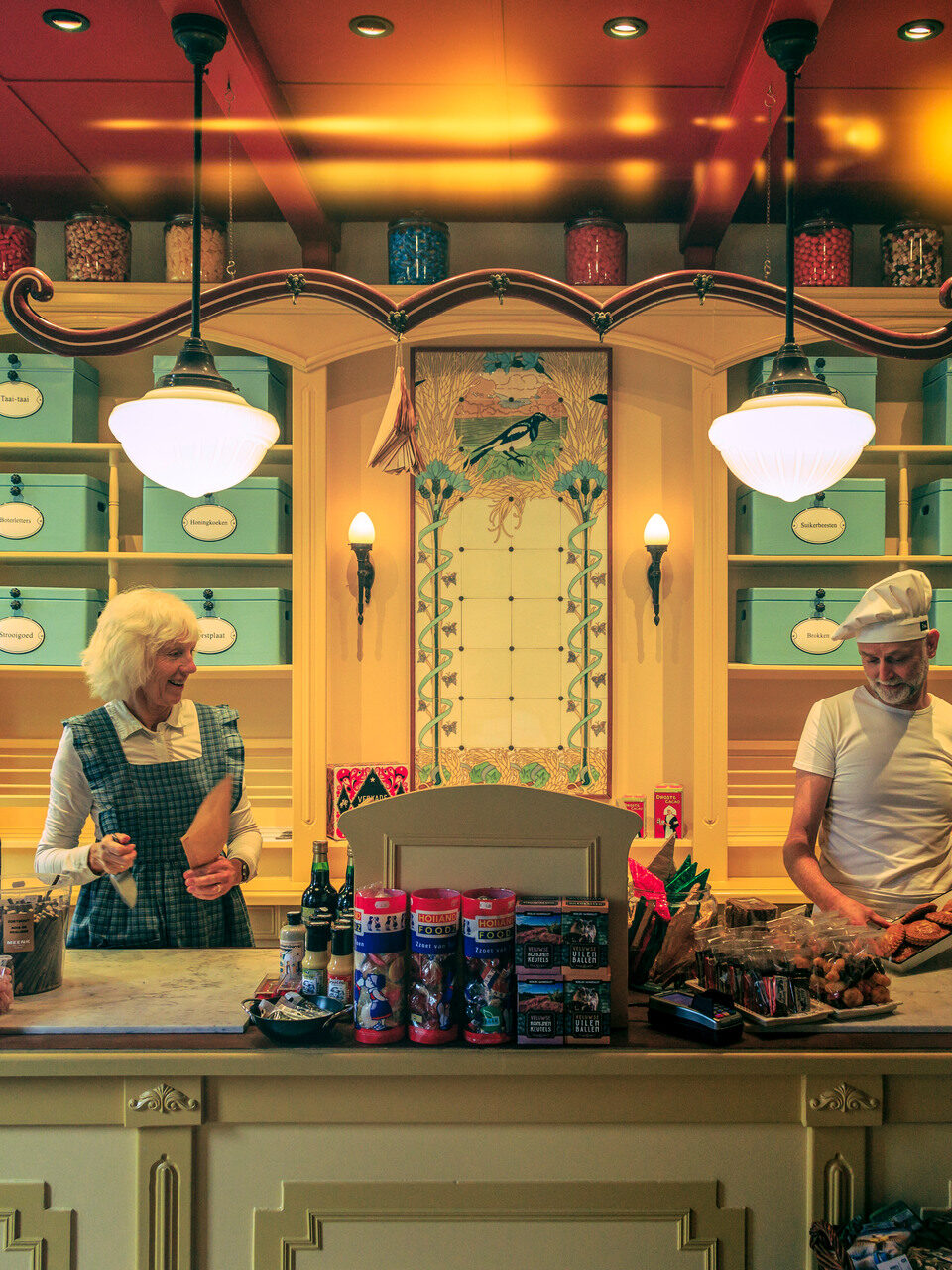 Twee personen in de Museumwinkel van het Nederlands Bakkerijmuseum in Hattem