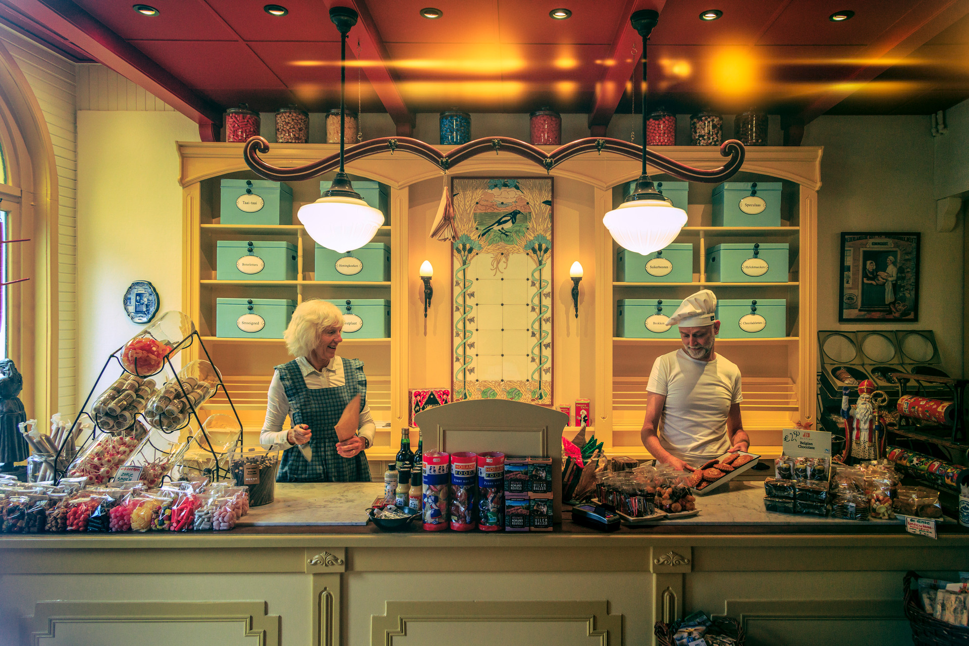 Twee personen in de Museumwinkel van het Nederlands Bakkerijmuseum in Hattem