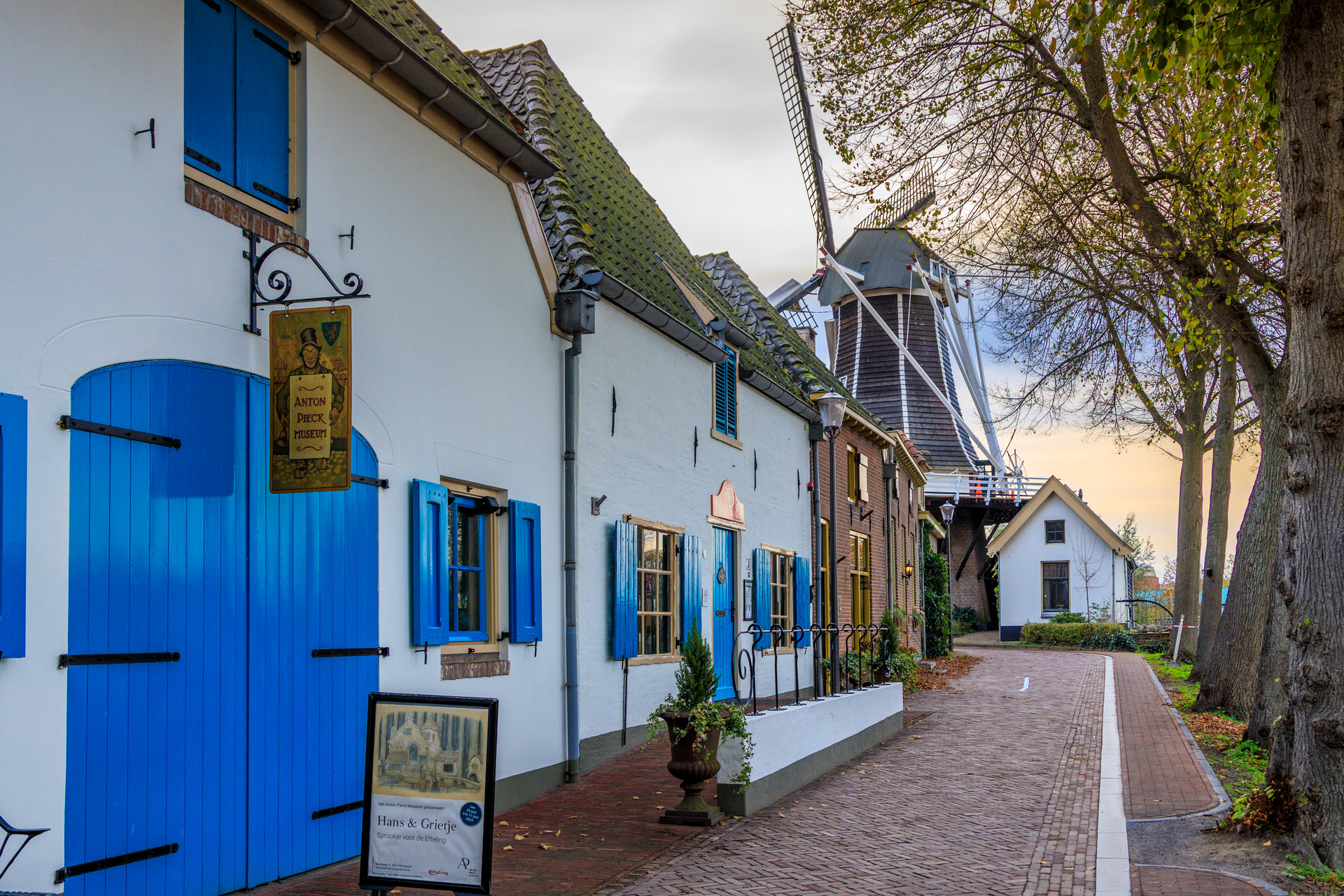 Historisch wit gebouw met blauwe luiken in Hattem, Anton Pieck Museum.