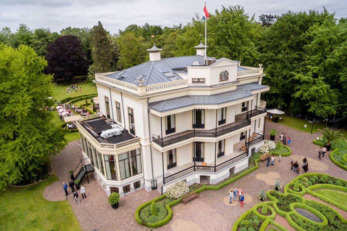 Bovenaanzicht van Kasteel de Vanenburg in Putten.