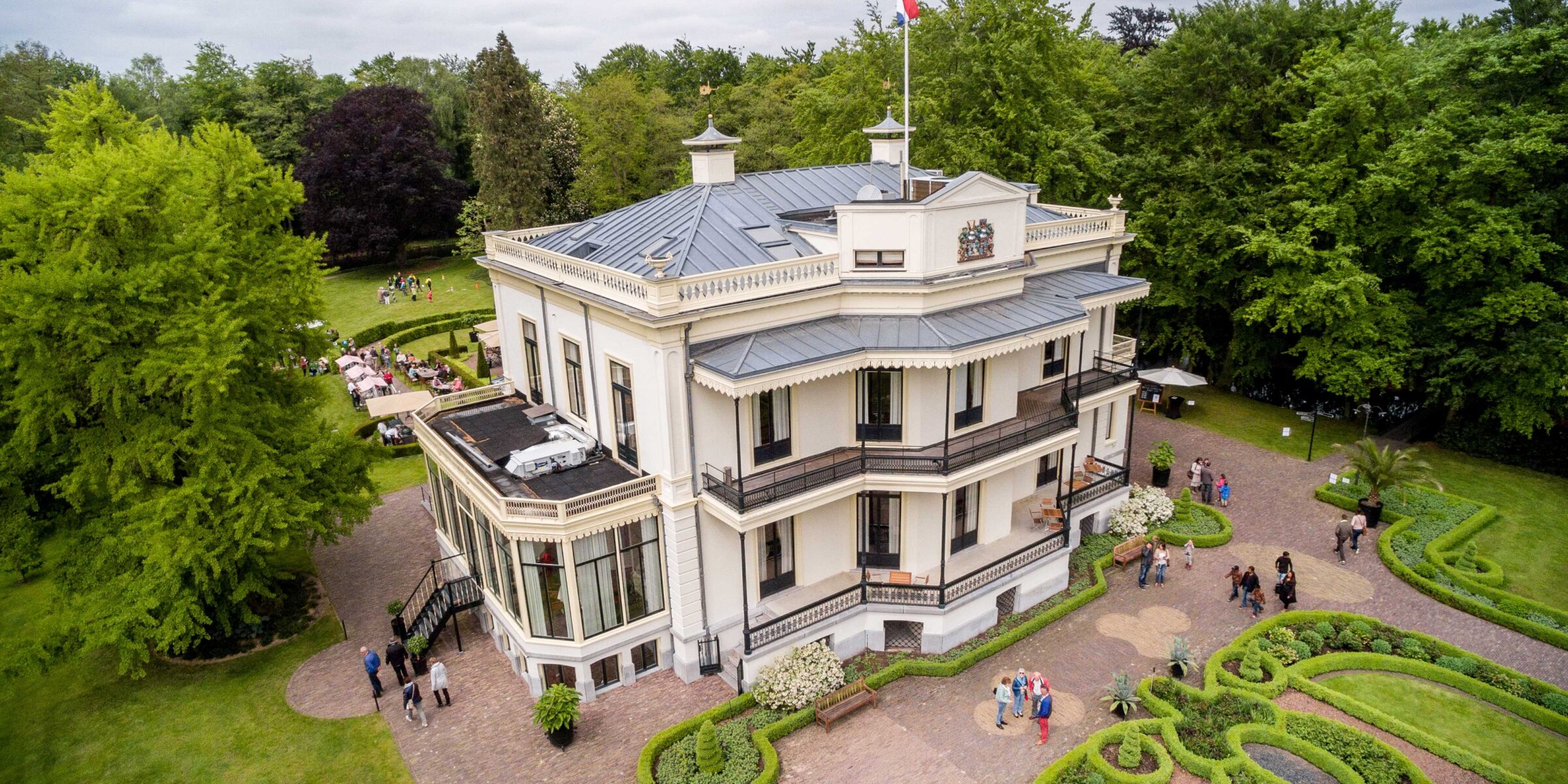 Bovenaanzicht van Kasteel de Vanenburg in Putten.