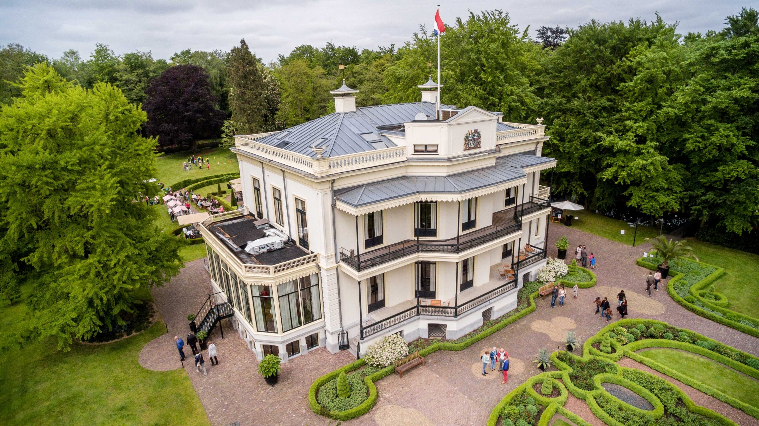 Bovenaanzicht van Kasteel de Vanenburg in Putten.