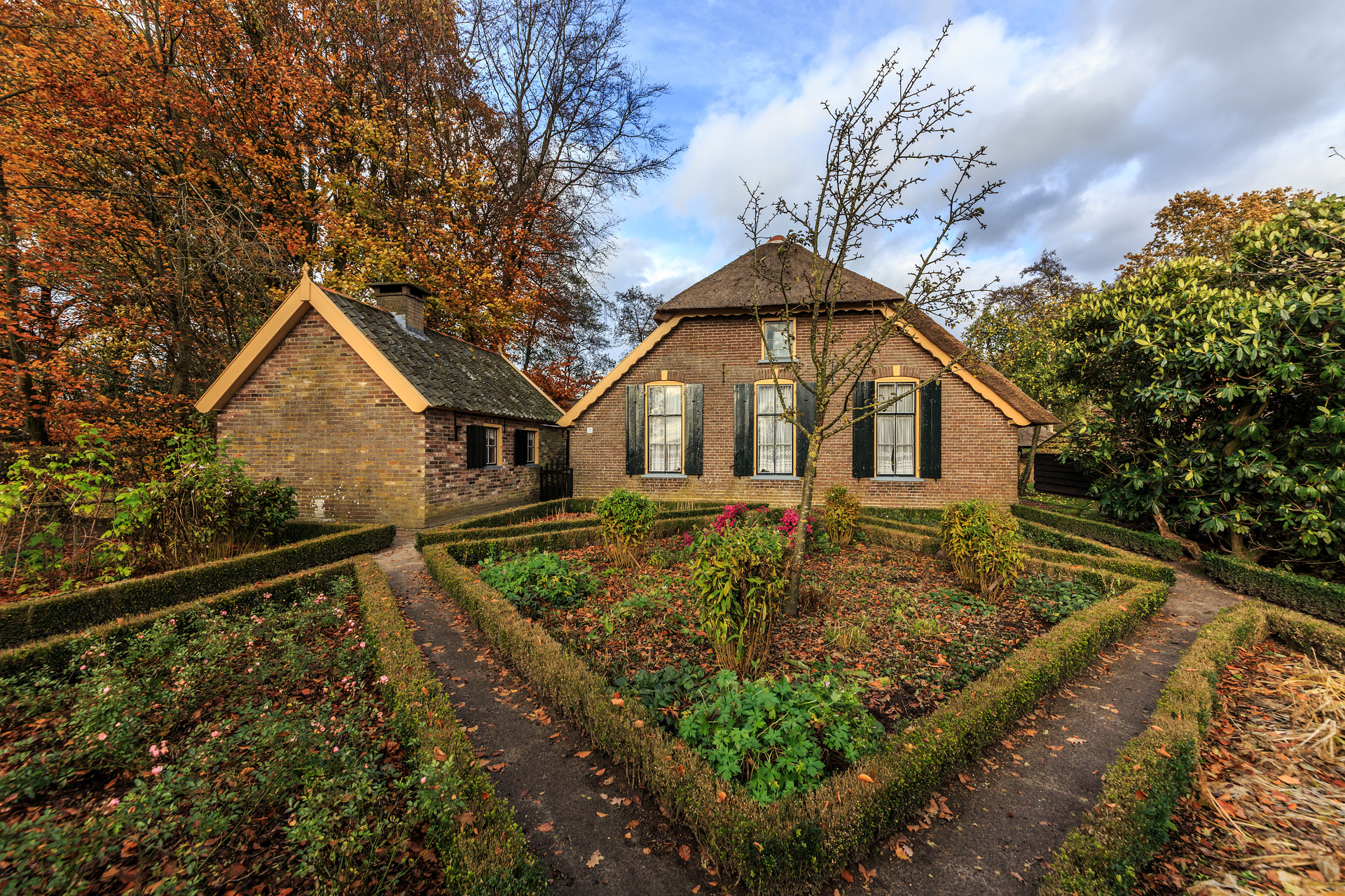 Een hoeve met een tuin op de achtergrond