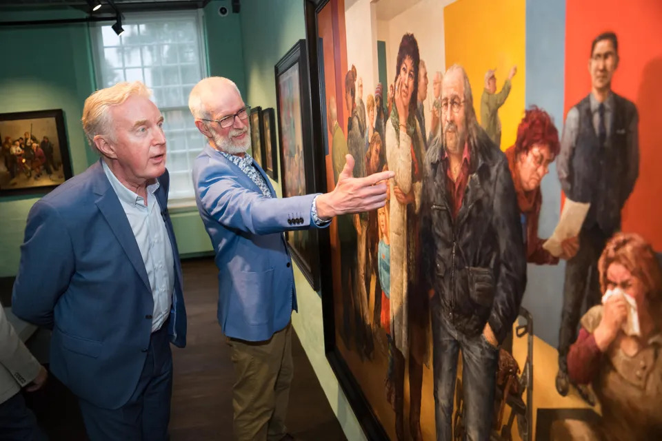 Andre van Duin neben dem Gemälde im Museum Marius van Dokkum in Harderwijk