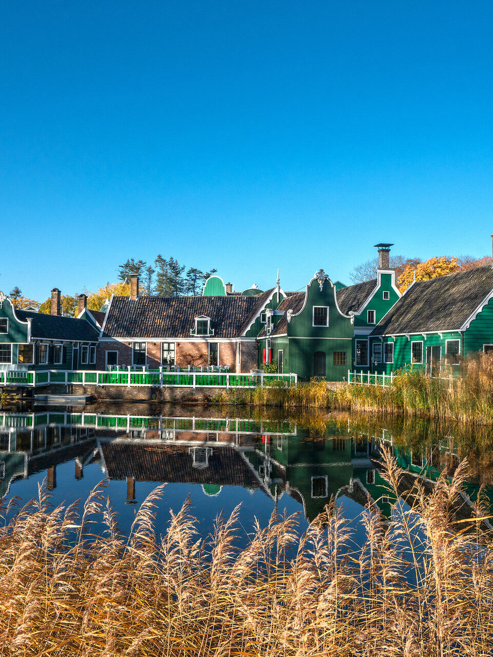 Zaanser Häuschen an einem Teich im Niederländischen Holland Erlebnismuseum in Arnhem