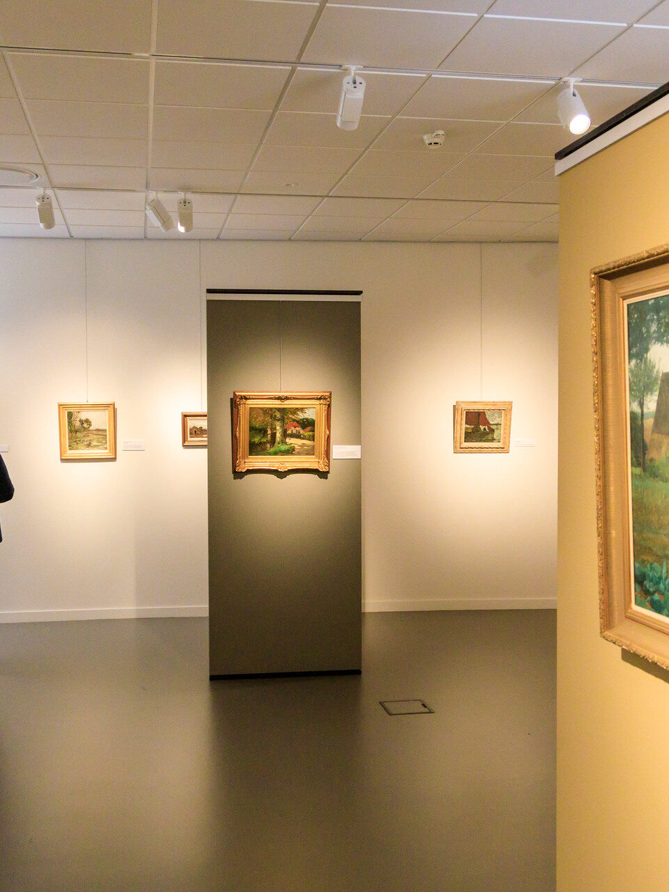 Personen kijken naar kunst in het Noord-Veluws Kunstmuseum.