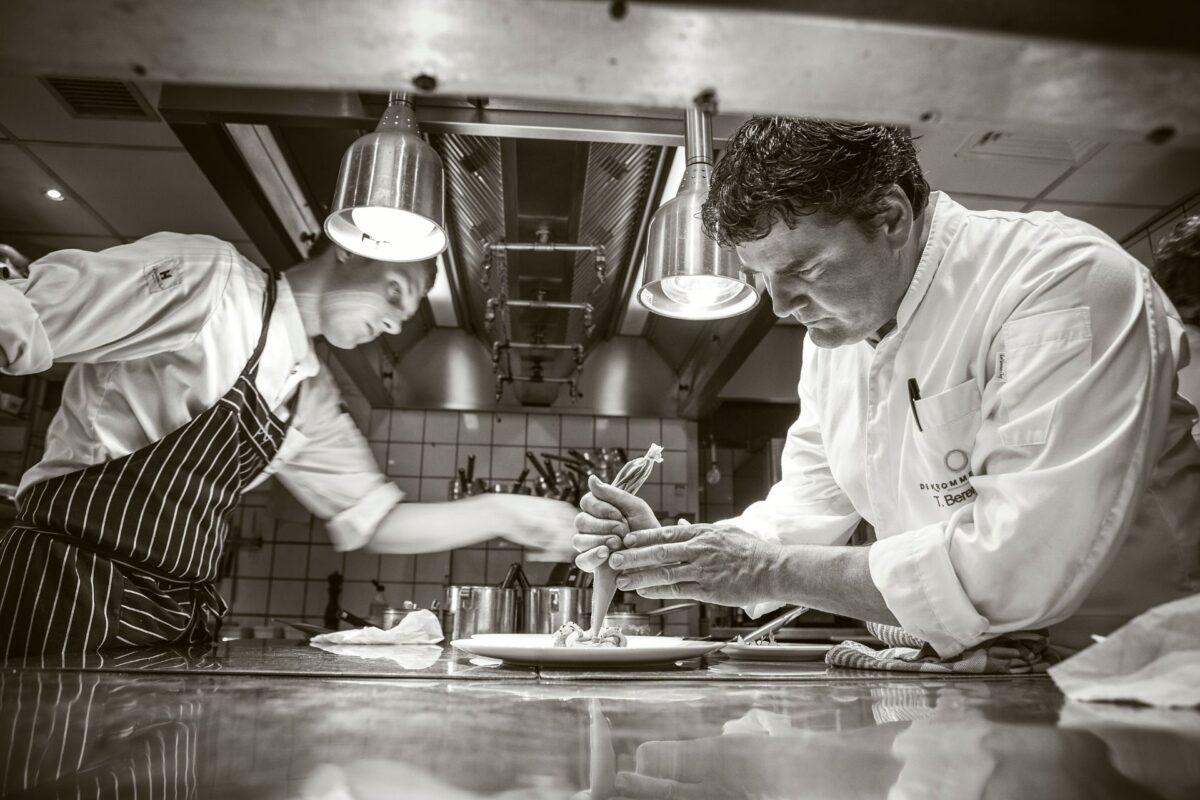 chef en sous-chef in de keuken aan het werk