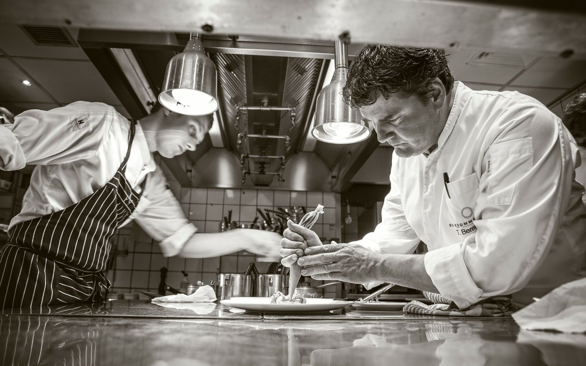 chef en sous-chef in de keuken aan het werk