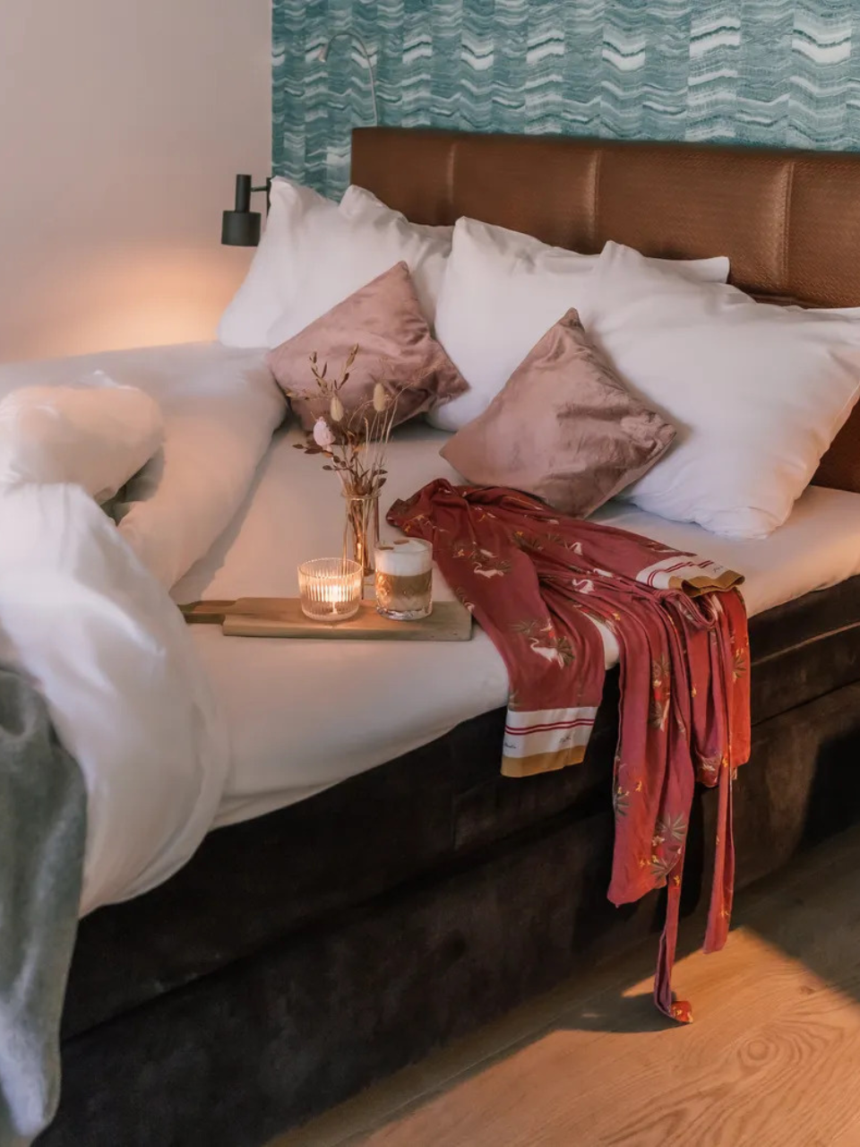 Bed in hotelkamer, Koffie