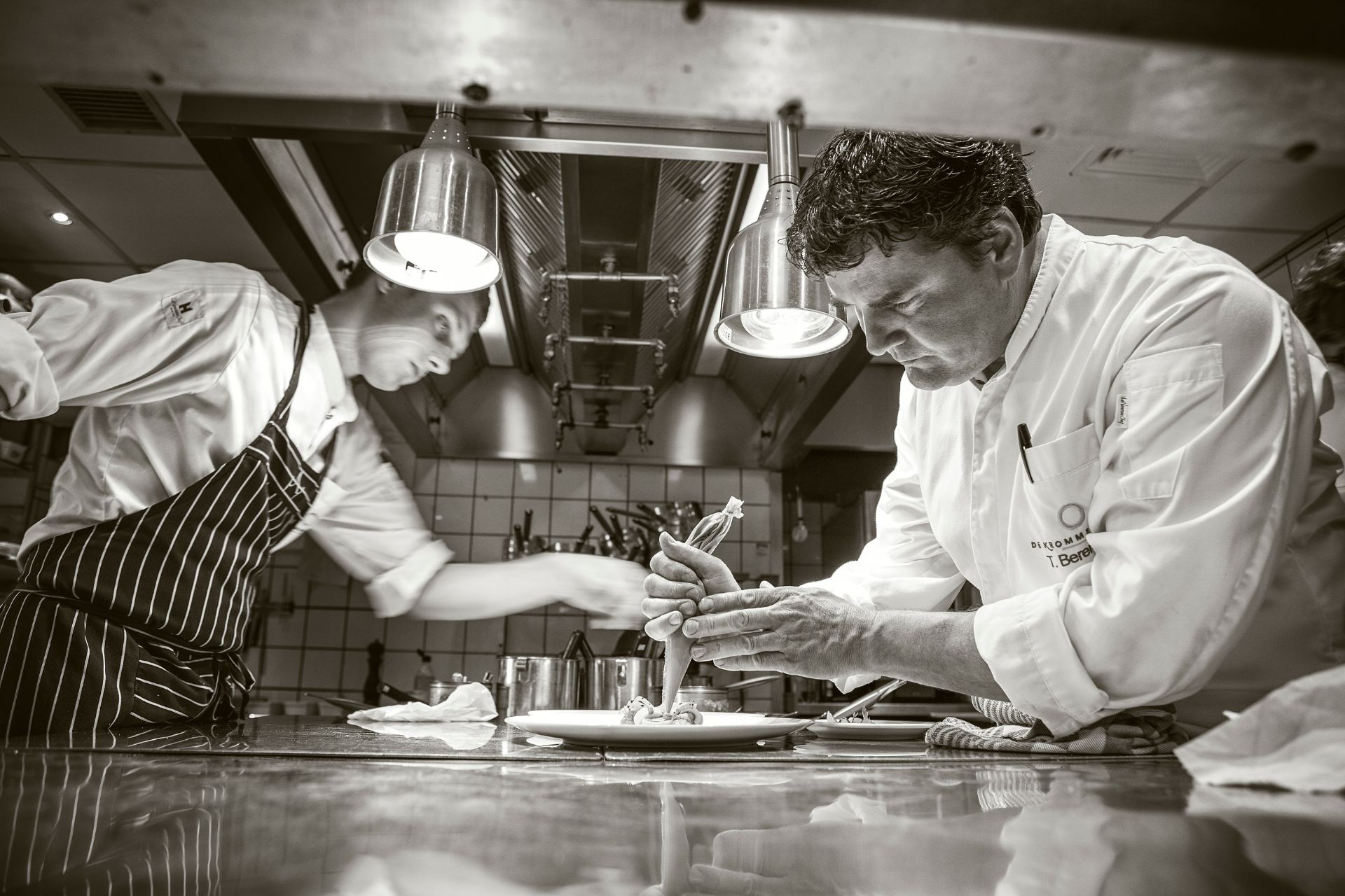 Chefkoch und Souschef bei der Arbeit in der Küche