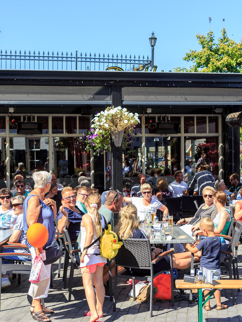 Mensen zitten zomers gekleed op een terrasje tijdens de Oud-Veluwse markt in Barneveld