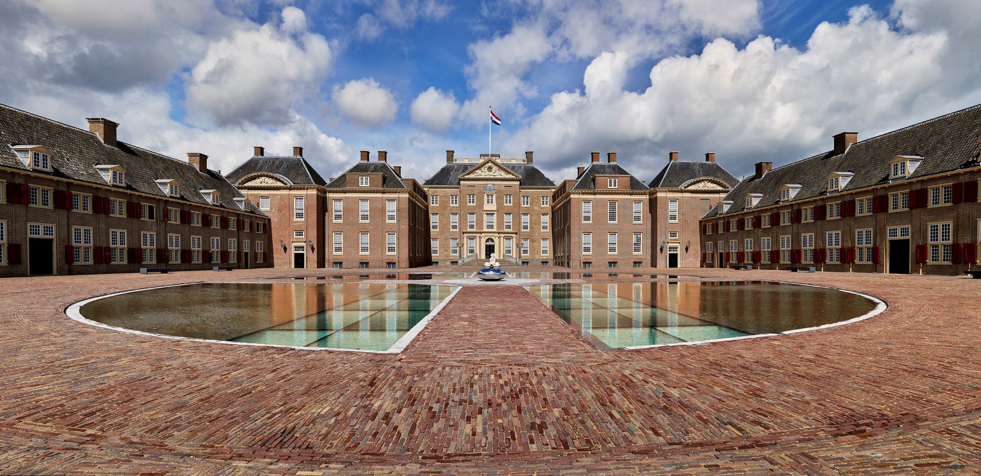 Voorkant van Paleis Het Loo in Apeldoorn