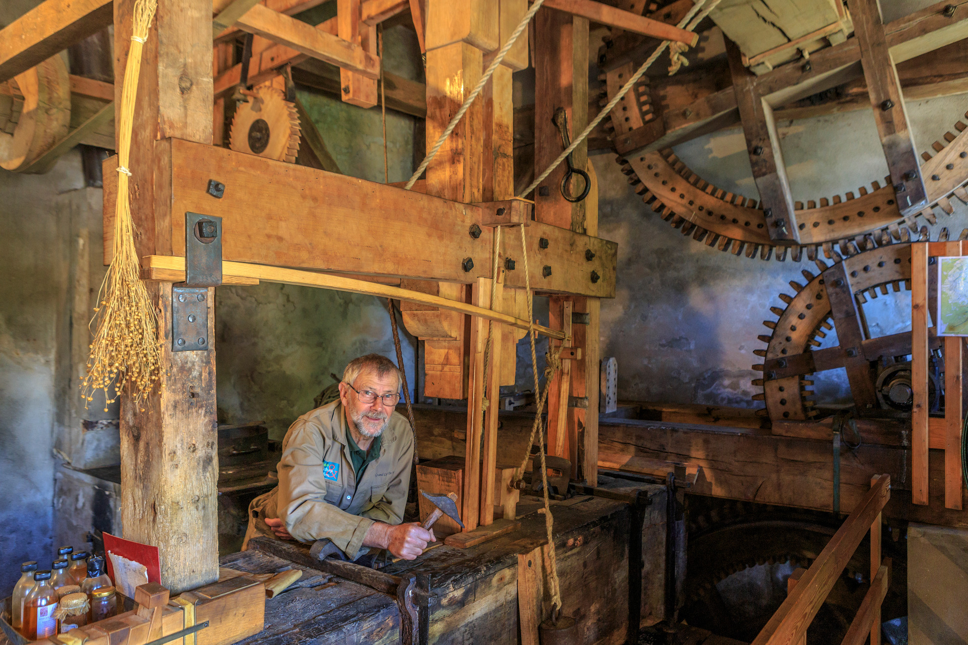 Molenaar in papiermolen in Eerbeek