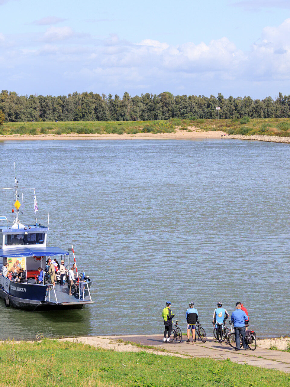 Veerpont zet fietsers over naar de andere kant van de rivier