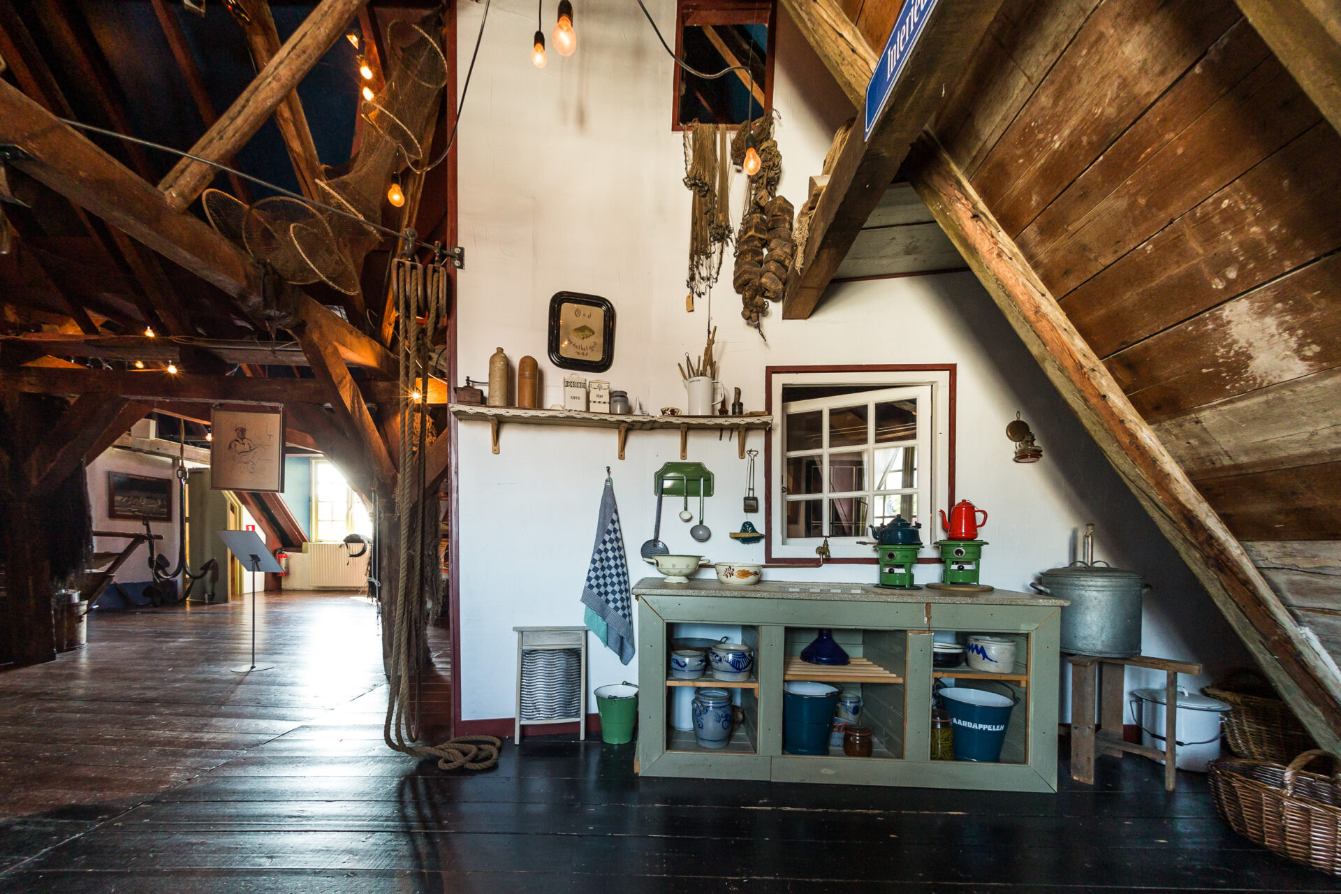 Zolder Stadsmuseum Harderwijk, tekeningen en oude keuken