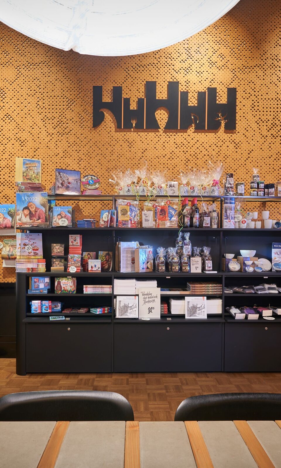 Winkel met rekken met lokale producten en informatiefolders in Harderwijk