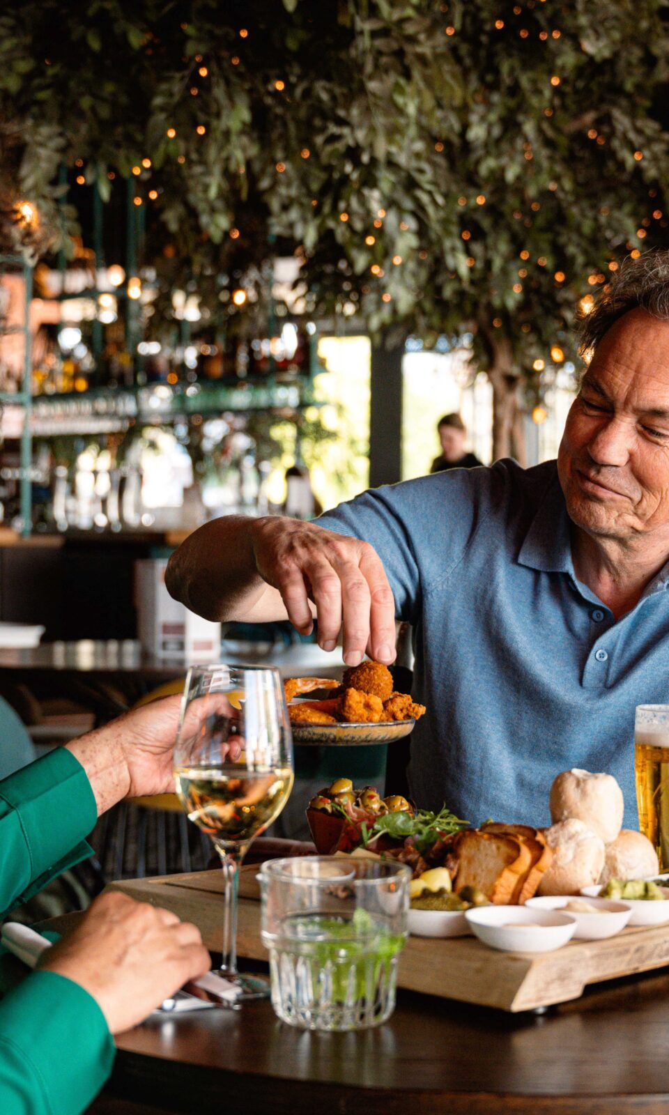 Koppel aan het eten in een restaurant.