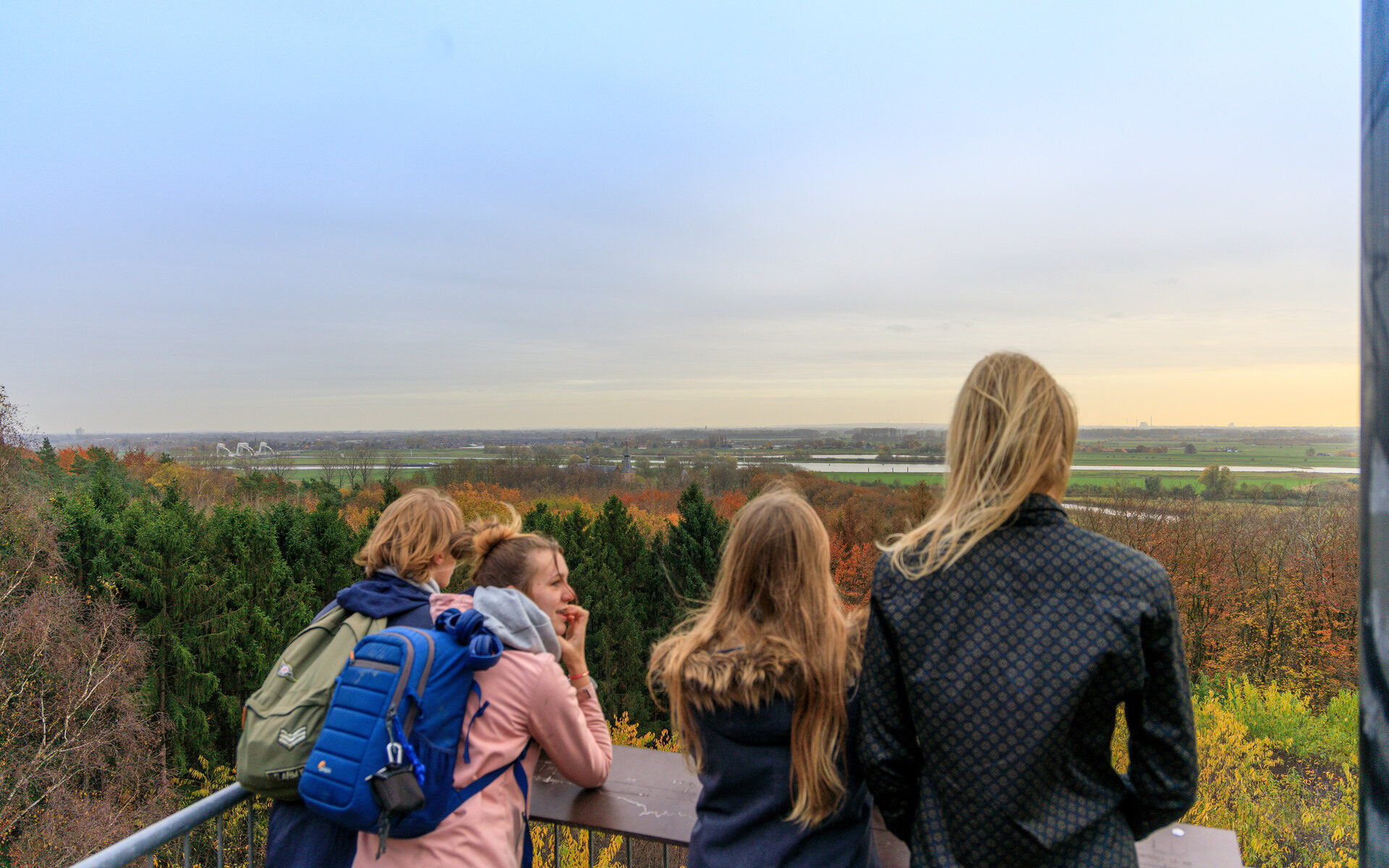 Jongeren op de uitkijktoren Boersberg in Doorwerth