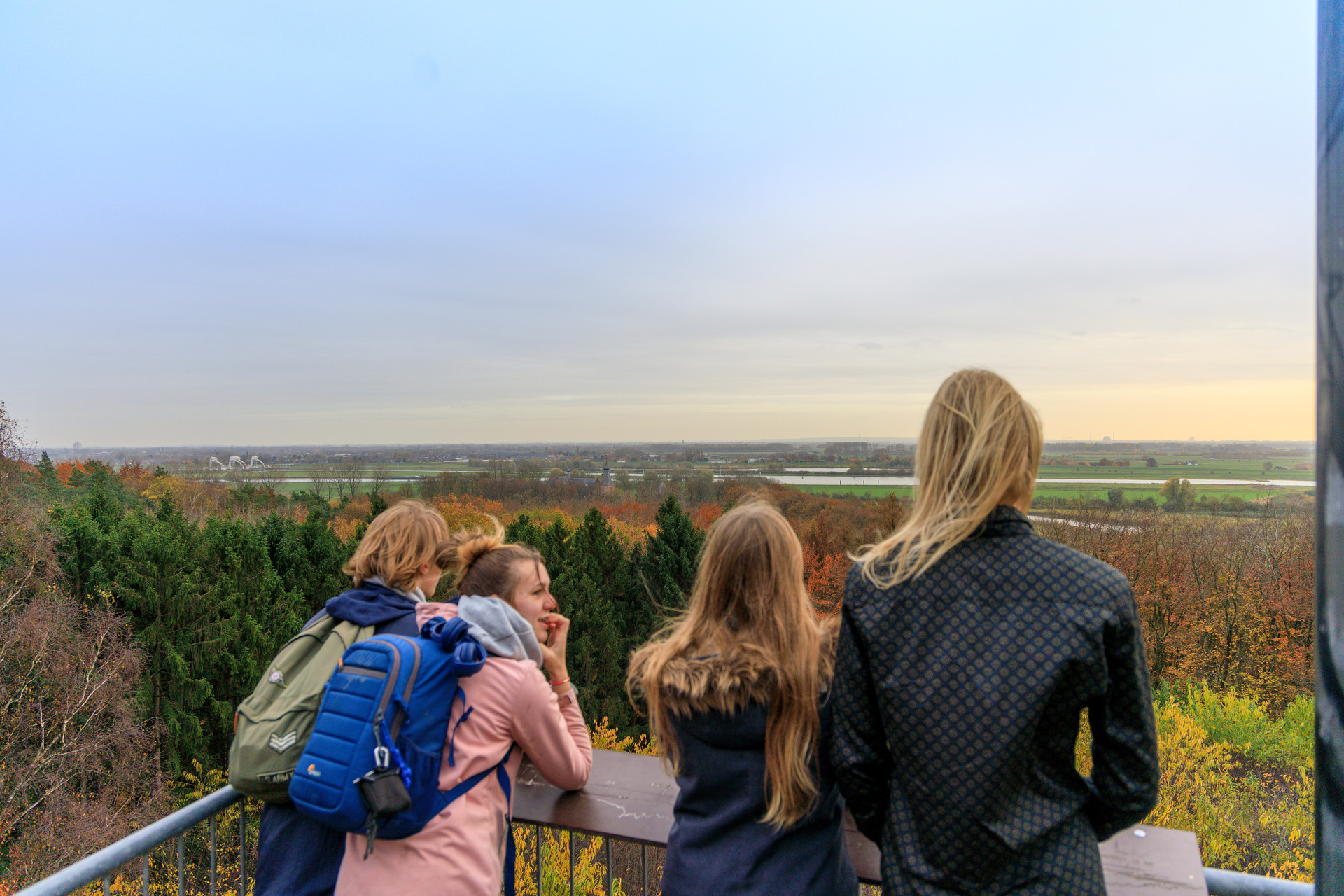 Jongeren op de uitkijktoren Boersberg in Doorwerth