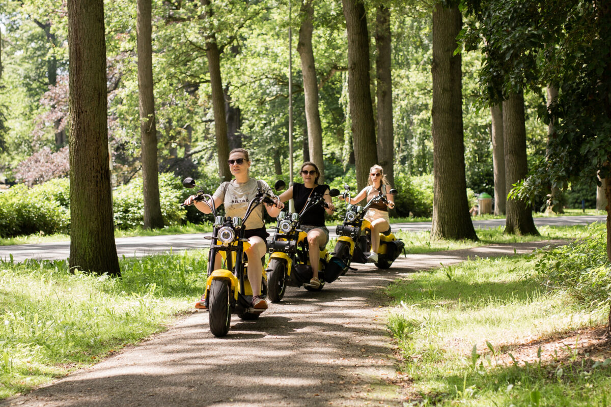 Mensen op e-chopper in bosrijk gebied