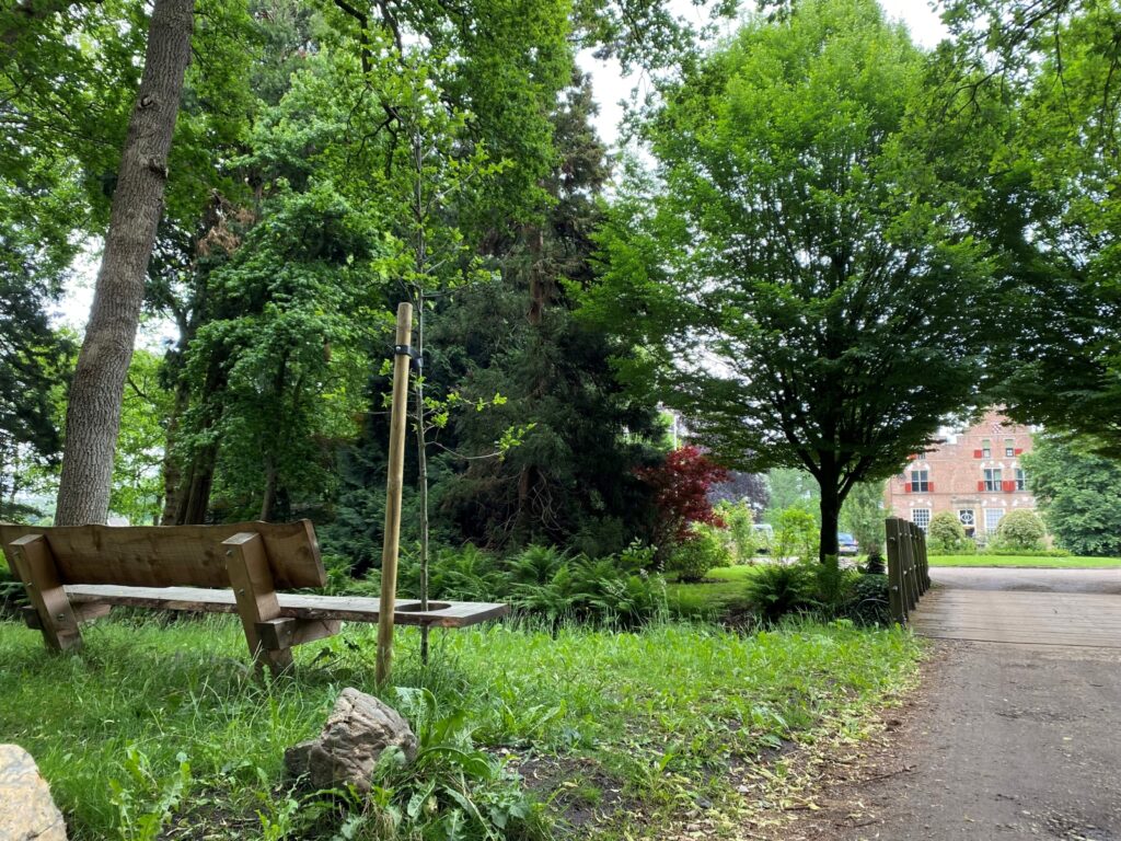 Luisterbankje bij Landgoed Vosbergen in Heerde langs het Vosbergerpad.