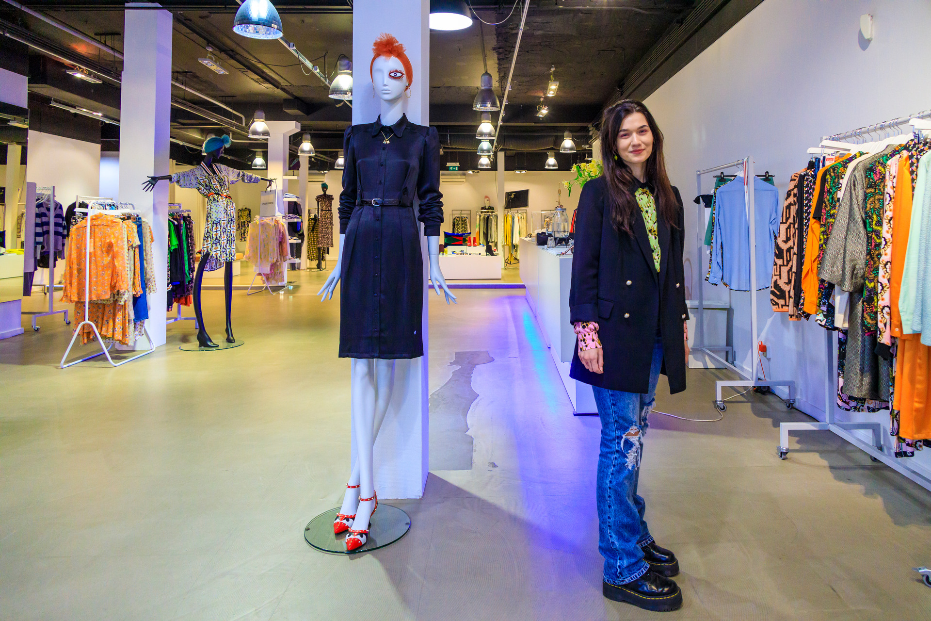 Vrouw staat in een winkel in de Weversstraat in Arnhem centrum temidden van de kleren