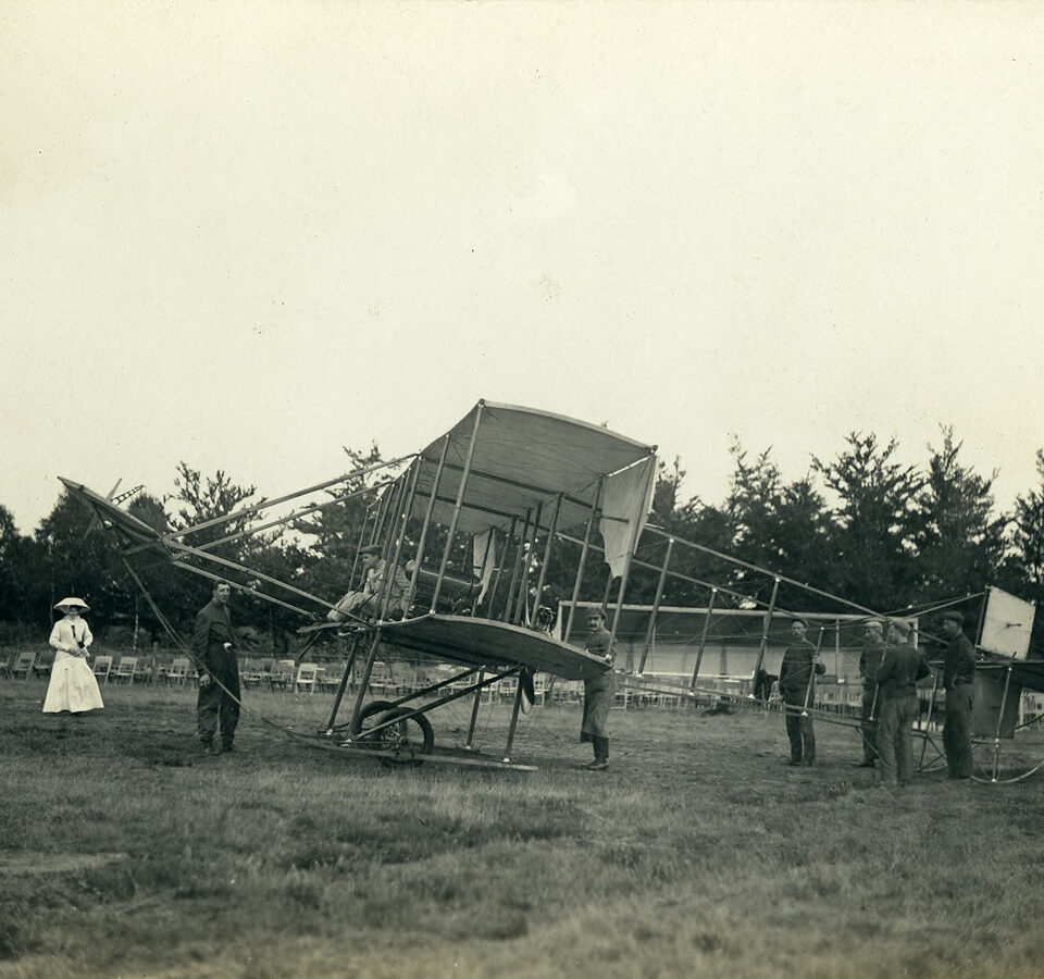 Oude foto van van Maasdijk en zijn vliegtuig