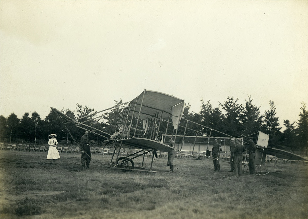 Oude foto van van Maasdijk en zijn vliegtuig