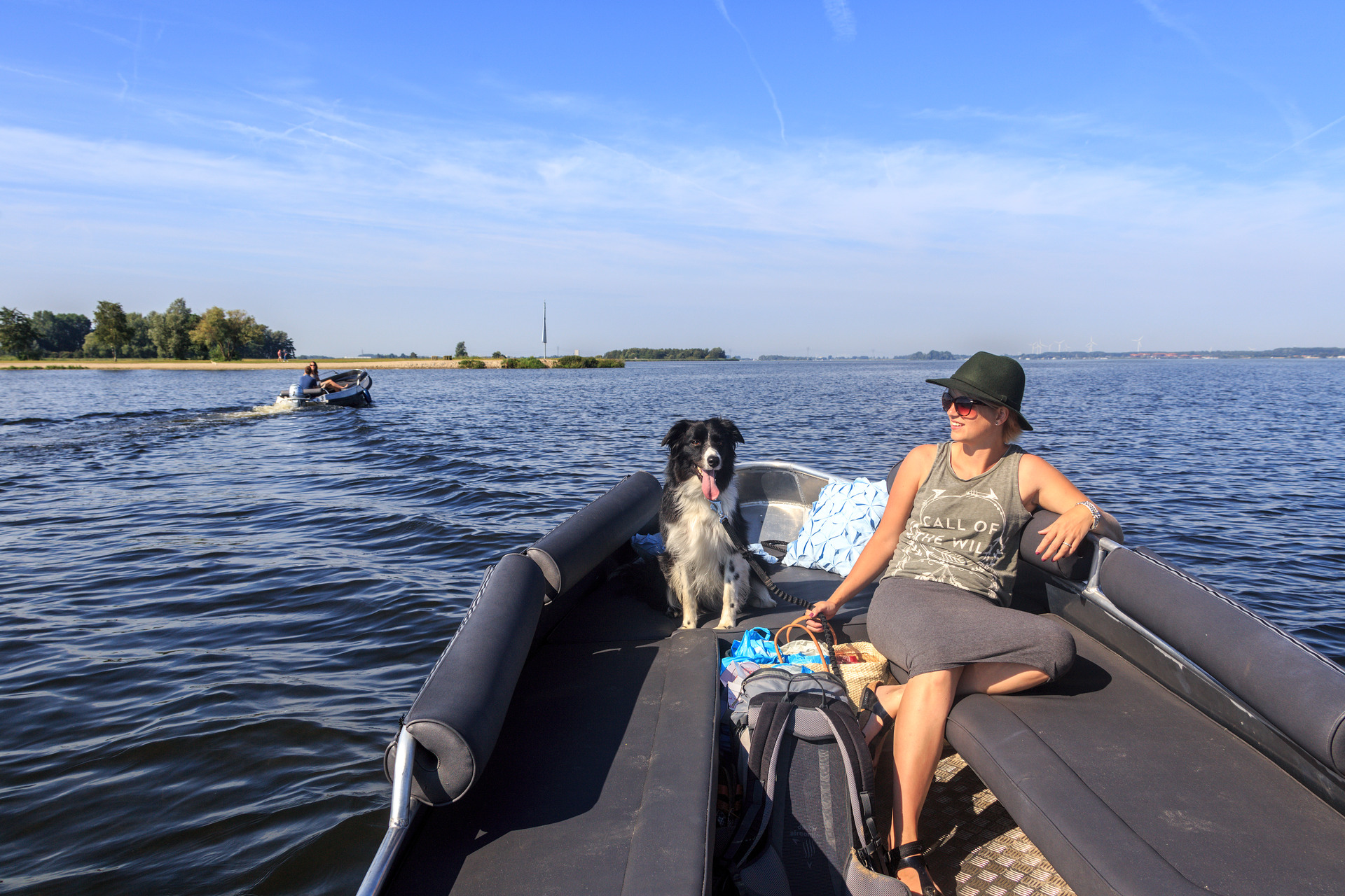 Vrouw met hond in een boot