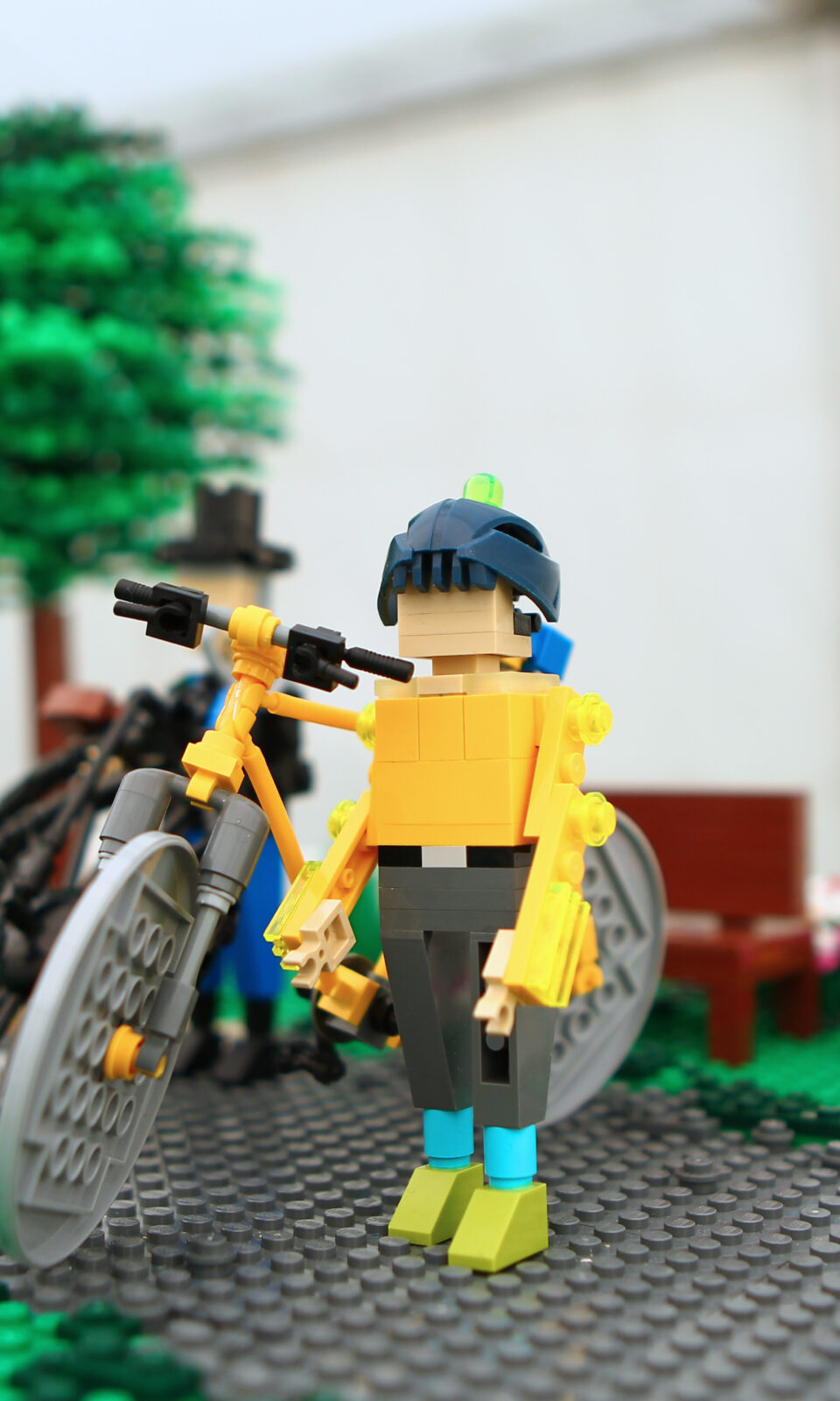 Poppetje van lego bij een fiets