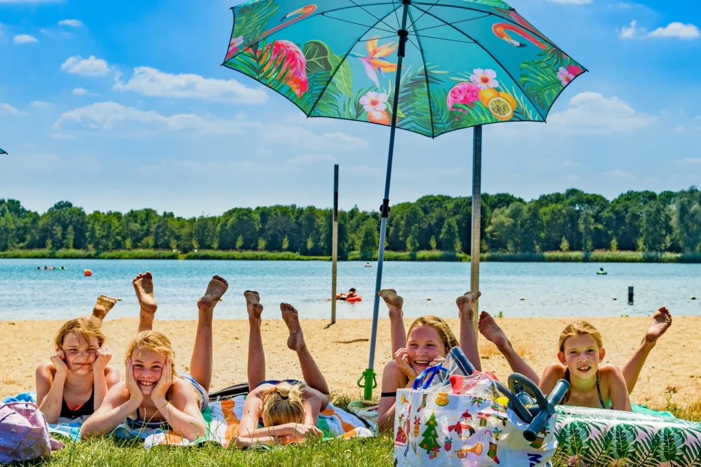 Kinderen op een zonnig strand van Bussloo. 