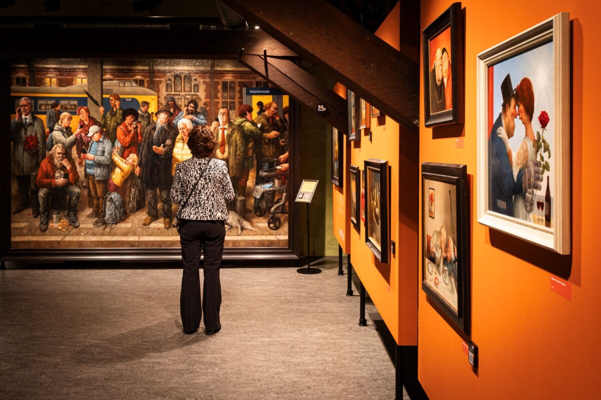 Vrouw bekijkt kunst in het Marius van Dokkem Museum