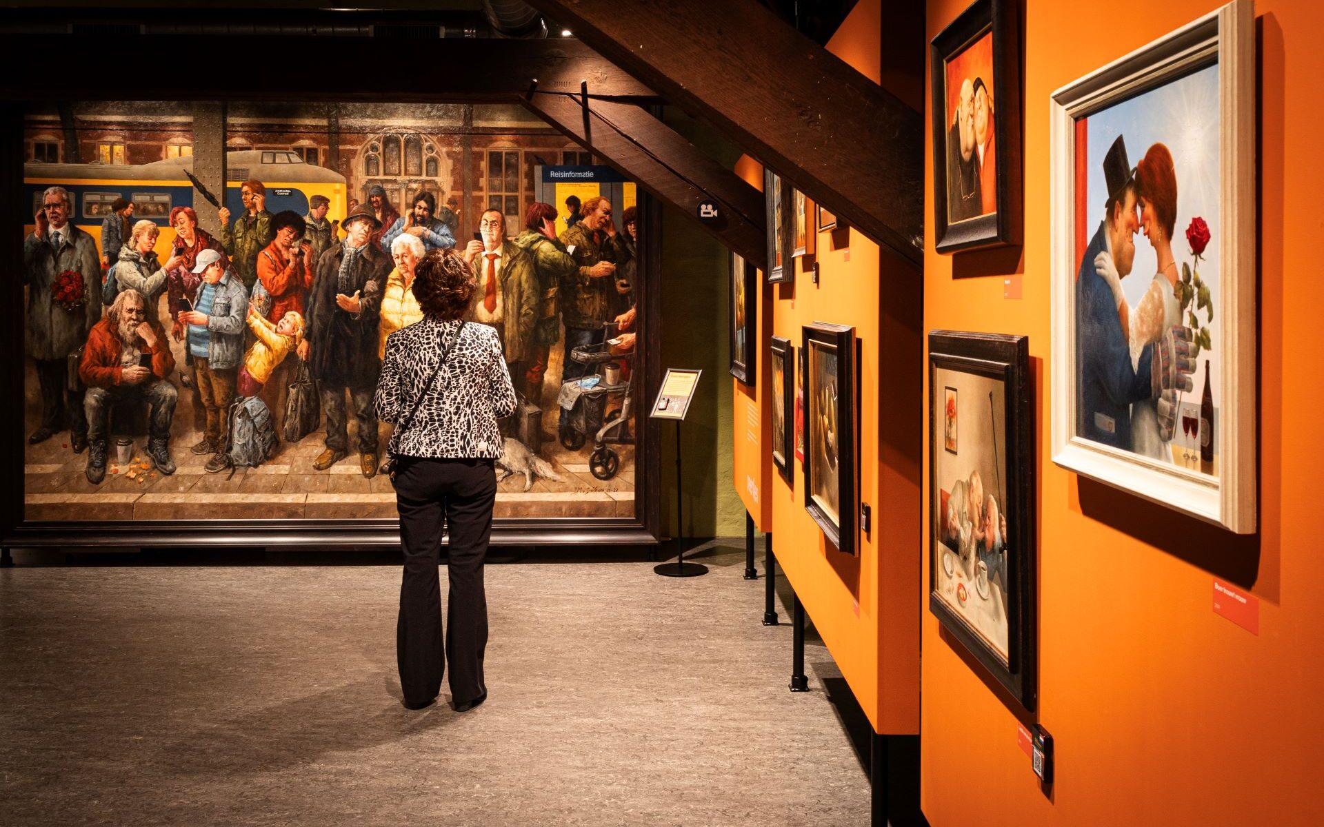 Vrouw bekijkt kunst in het Marius van Dokkem Museum