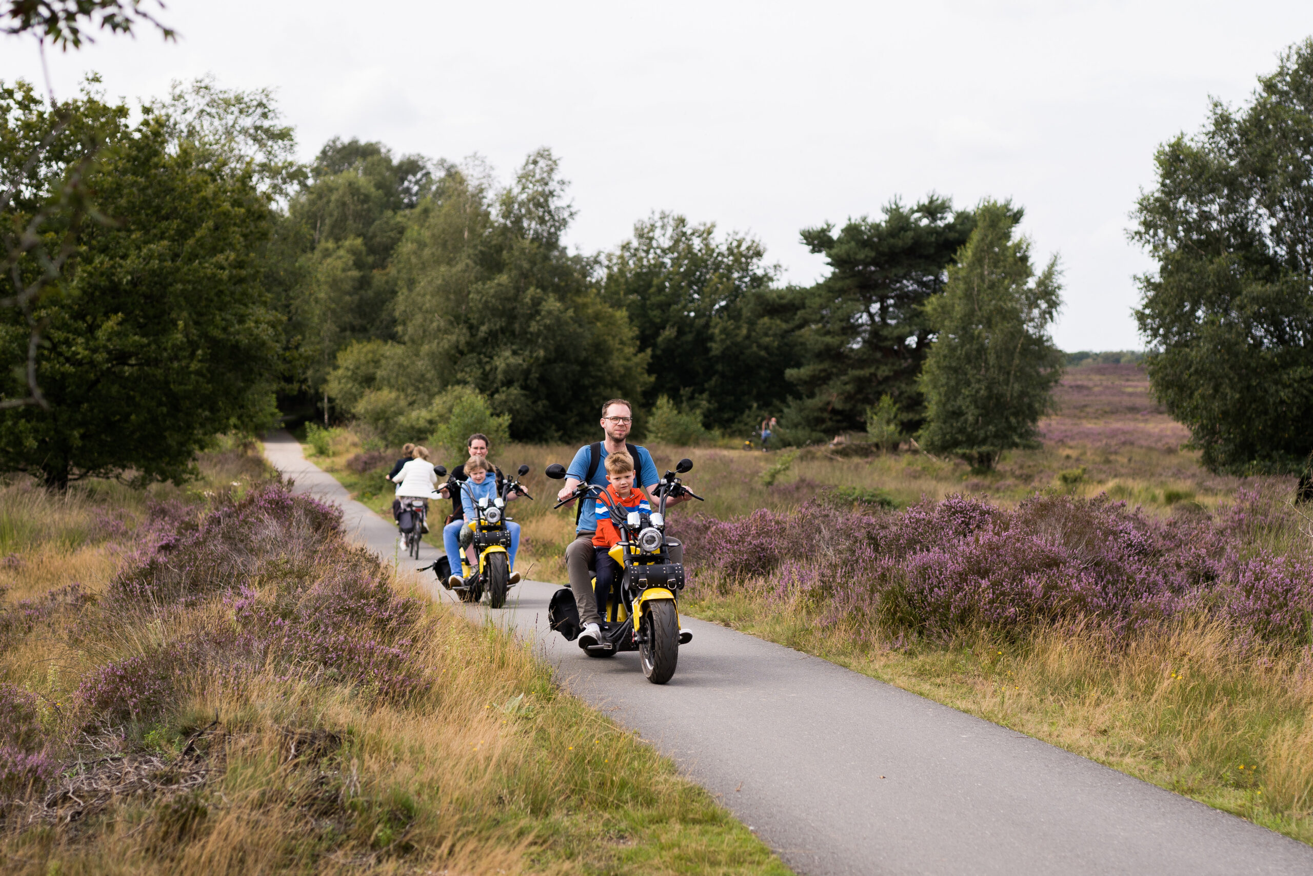 Moeder met dochter en vader met zoon op een e-chopper