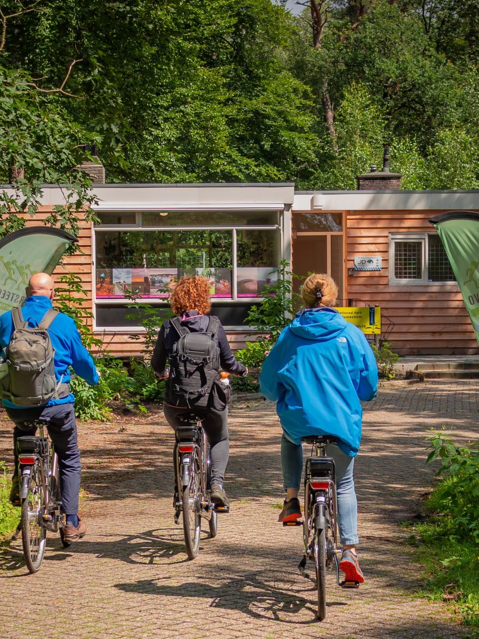 Drie fietsers komen aan bij fietsverhuur Veluwe Actief in Arnhem
