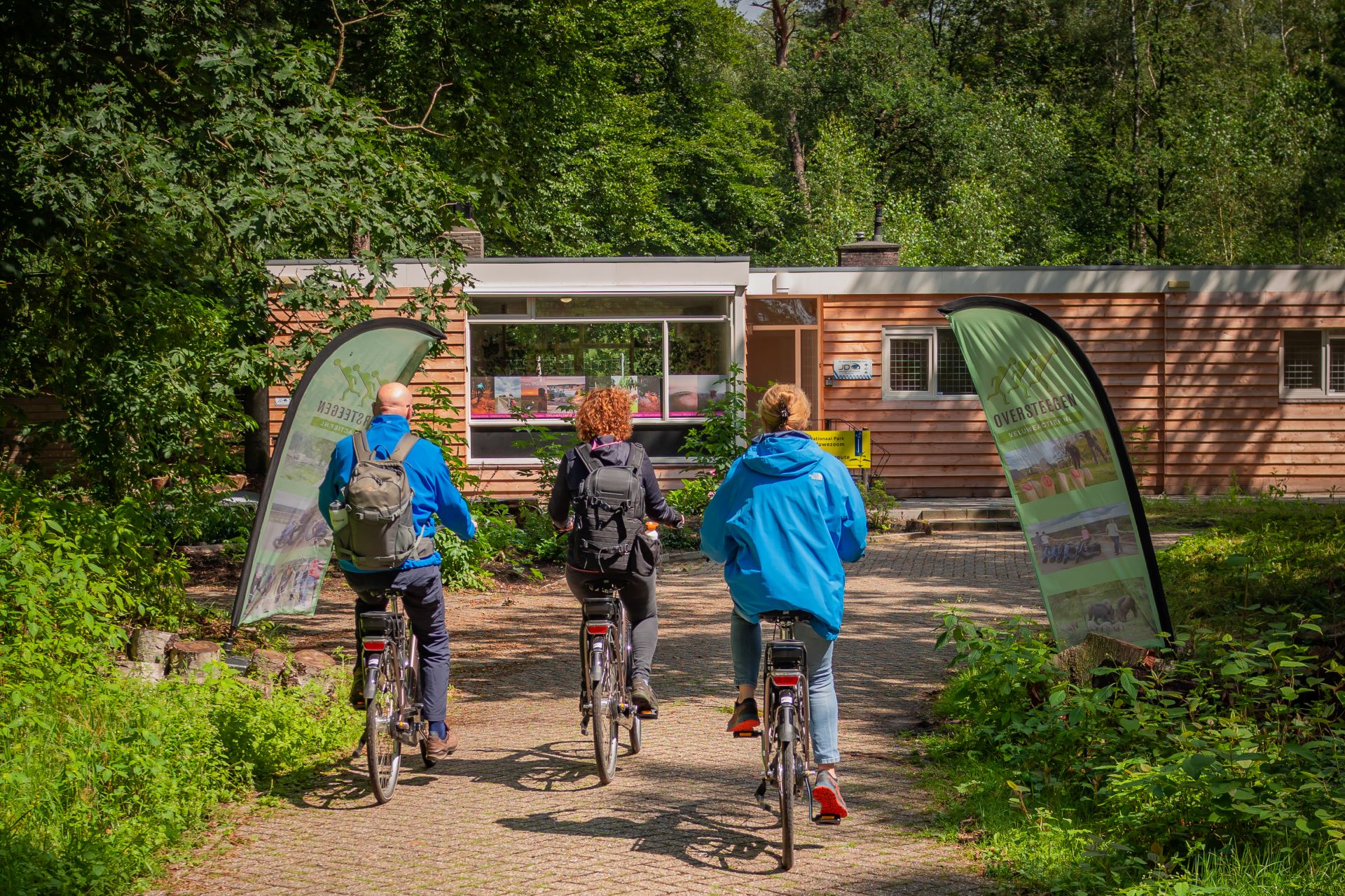 Drie fietsers komen aan bij fietsverhuur Veluwe Actief in Arnhem