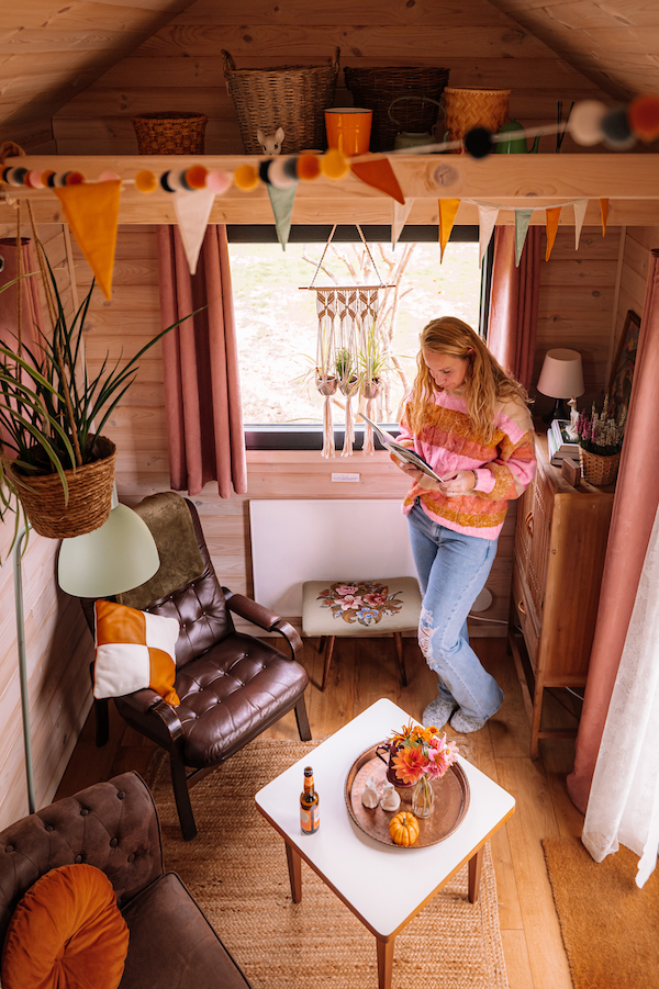 Vrouw in tiny house op de Veluwe