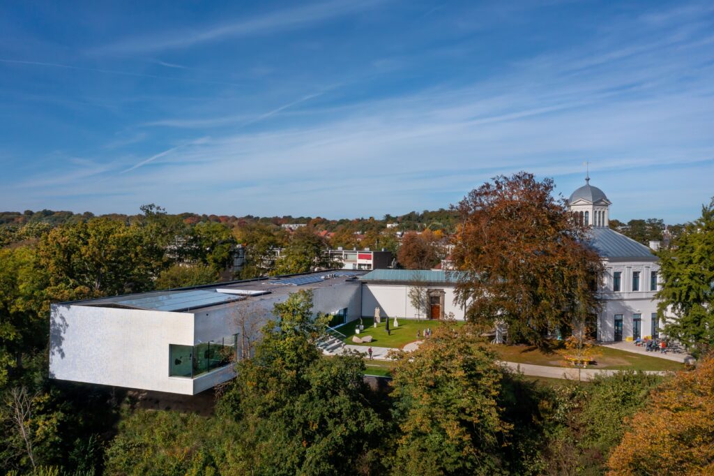 Bovenaanzicht van het gebouw van Museum Arnhem met een stuk van de tuin.