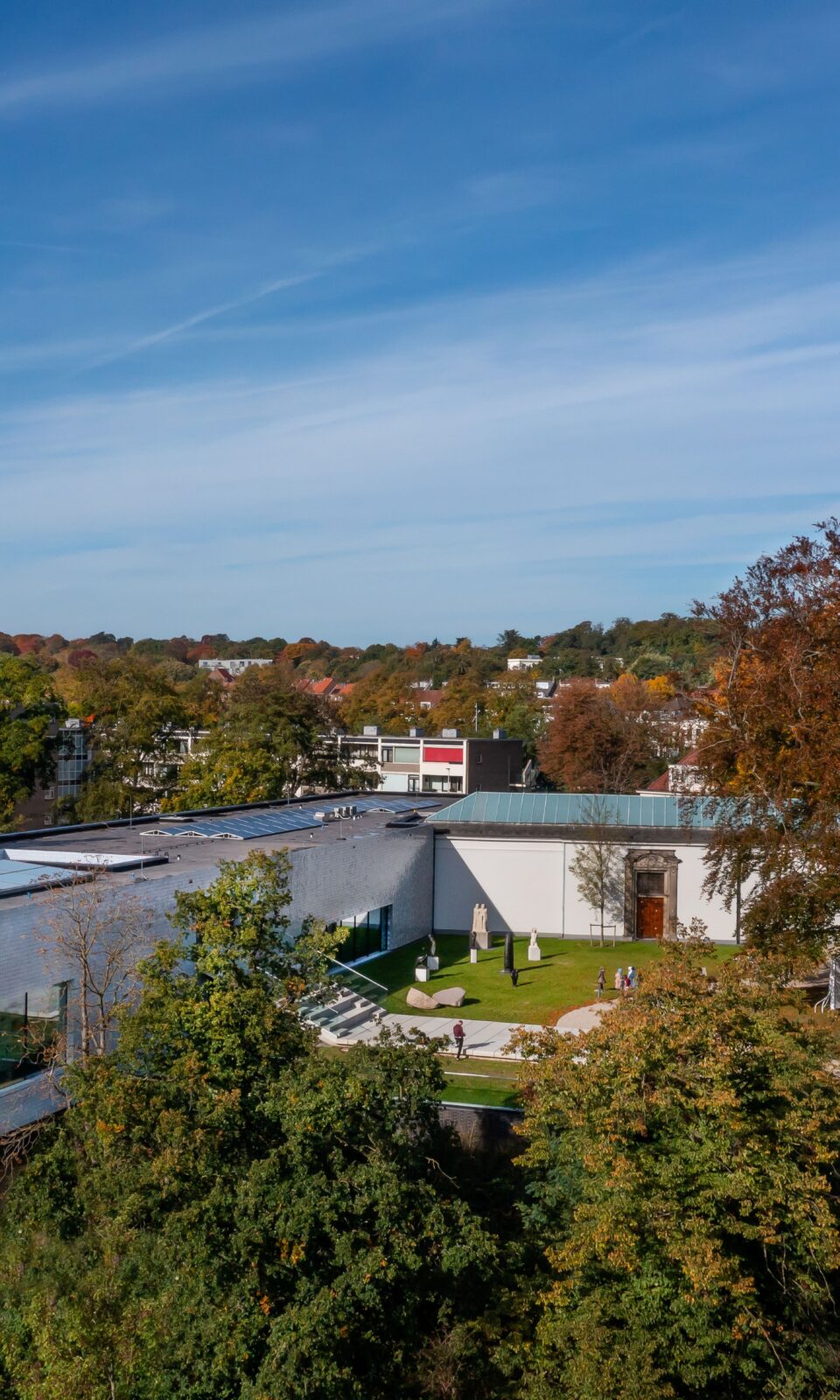 Bovenaanzicht van het gebouw van Museum Arnhem met een stuk van de tuin.