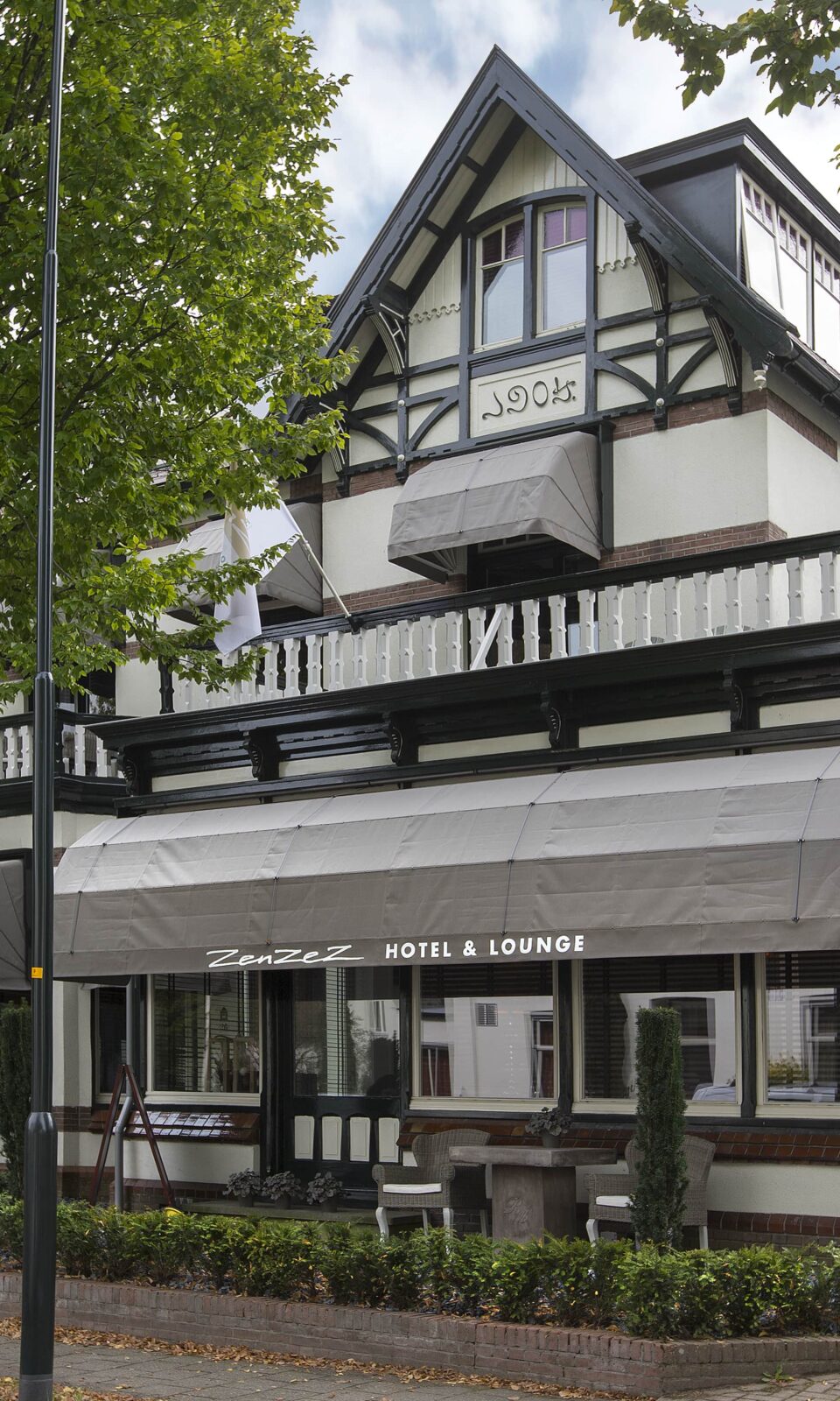 Wit-bruine buitenkant van Zenzez Hotel & Lounge in Apeldoorn