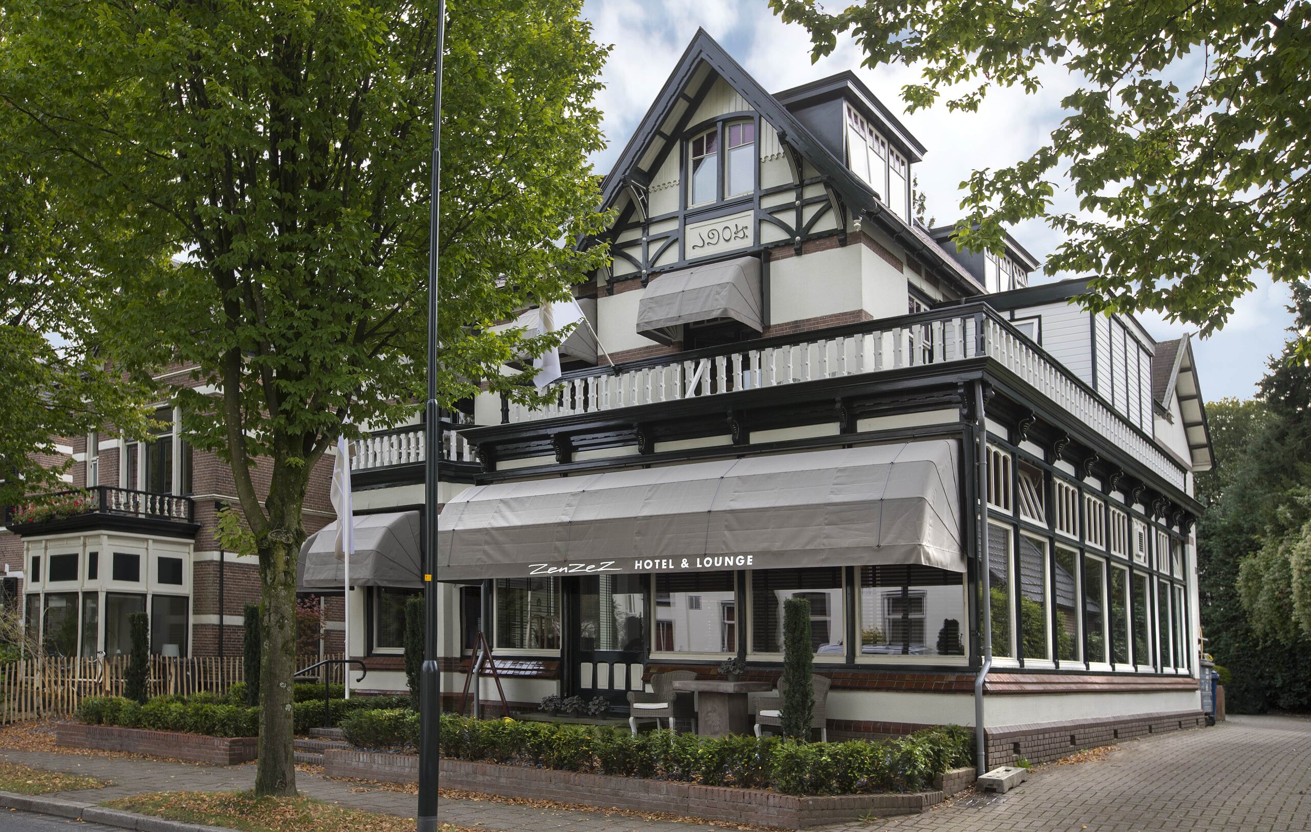 Wit-bruine buitenkant van Zenzez Hotel & Lounge in Apeldoorn